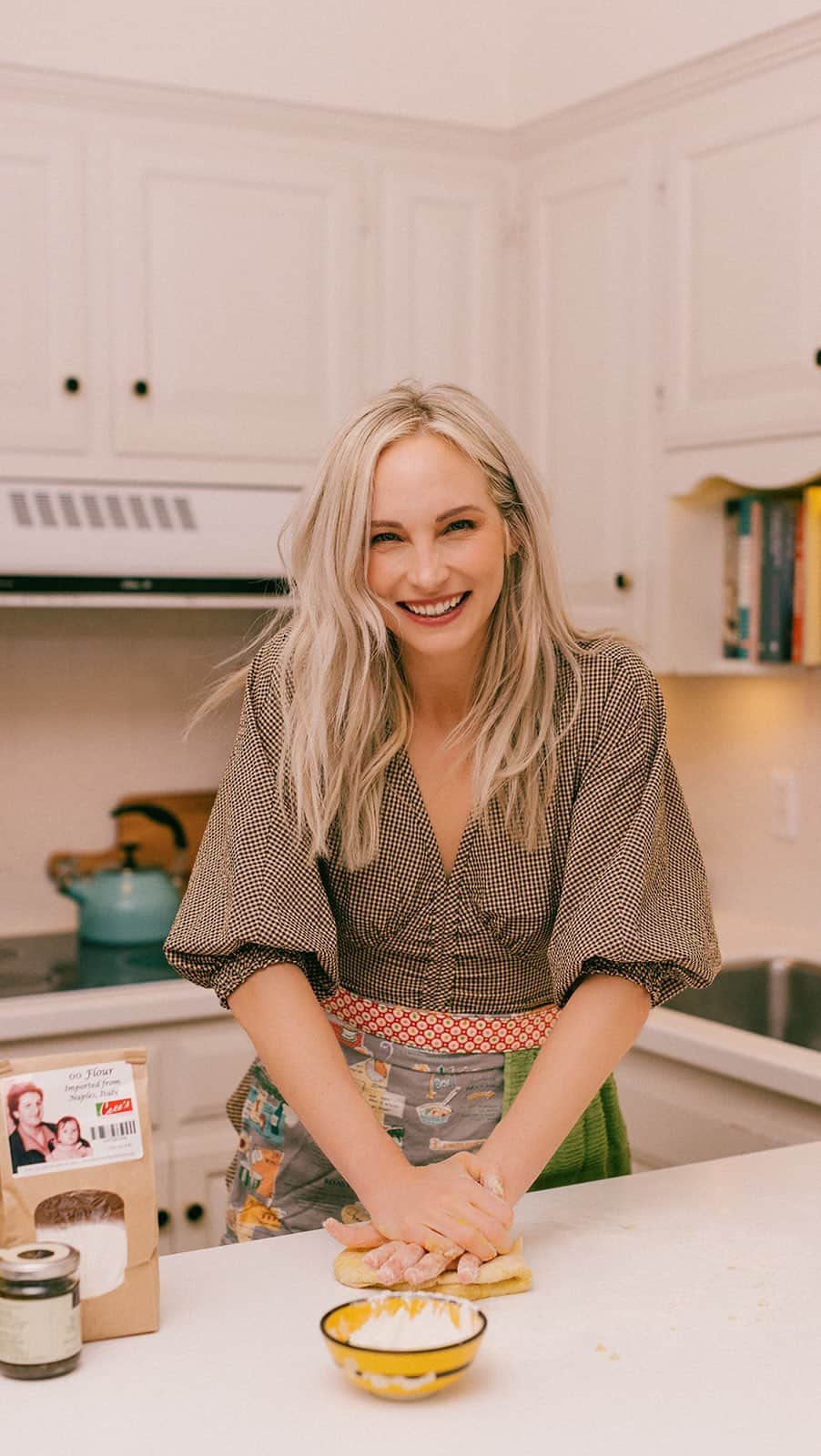 キャンディス・アッコラのインスタグラム：「You know what the internet needs more of? That person you saw on that TV show that one time, who has zero qualifications as a chef, teaching you how to cook recipes they looked up on the internet. I am not a chef but I LOVE to cook. And just because I love to cook does not mean I’m even great at it. But according to my kids, family, and friends alike… I’m somewhat entertaining in the process of putting together a meal. So here’s a glimpse of what it’s like to hang out with me in my kitchen ✌️ Head over to my YouTube page to see full length videos of #DidYouBringTheEggs? (Link up 🔝) And if you too would like to follow the recipes that I followed click on the highlight reel above 🍳 #DYBTE」