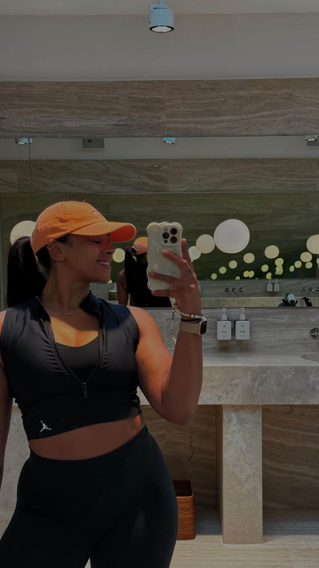 エリッサ・ダウニーのインスタグラム：「PILATES FLOW 🧘🏽‍♀️ With the 👑 @baylee_saltmarsh   Ft. @__atko__」