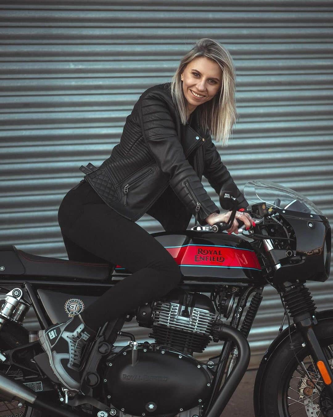 epidemic_motorsのインスタグラム：「👩🏻‍🦳 @tomboy_a_bit  When riding season is officially over, building season officially starts.  I will be riding over Winter, but more time I’ll spend at @mintcustoms continuing my ‘apprenticeship’ and building bike No3. (After the other 2 will be done and running 😅).  Do you have custom plans for your bike?  Custom Royal Enfield Continental GT by @cooperbmotorcycles   @royalenfield  @royalenfieldeurope  #royalenfield」