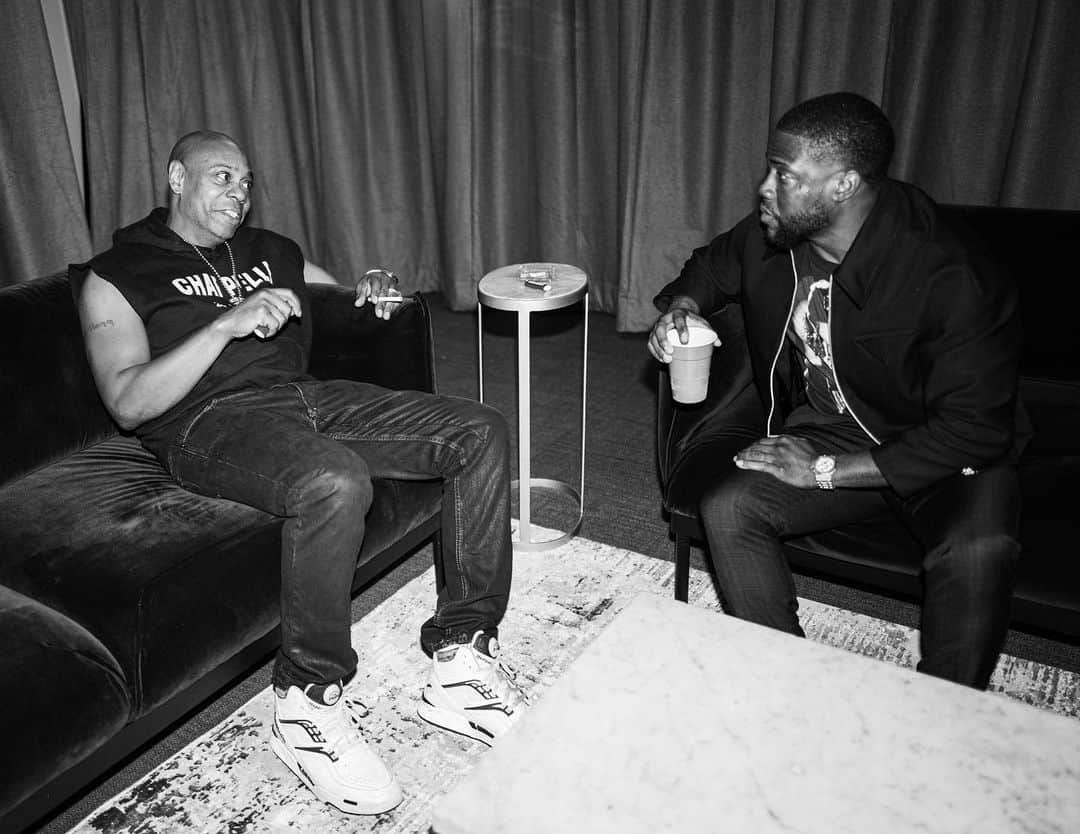 ケビン・ハートのインスタグラム：「Nothing better than pulling up and showing my brother @davechappelle love…. What a night & What a show!!!!!!! Love my guy 💪🏾💪🏾💪🏾💪🏾 thank you for the pics @candytman #LiveLoveLaugh」