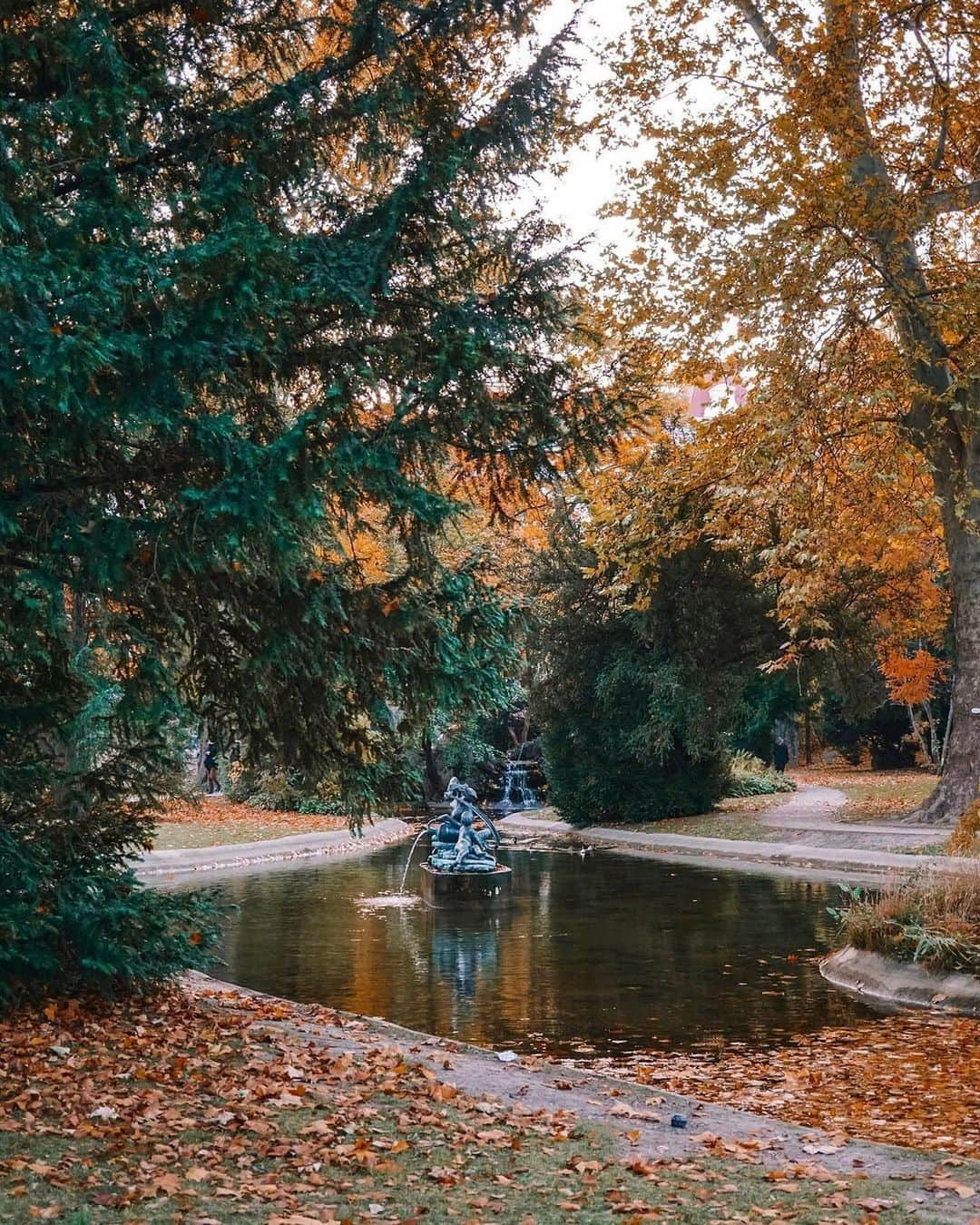 Wien | Viennaさんのインスタグラム写真 - (Wien | ViennaInstagram)「Autumn's embrace in Vienna: Strolling through the colorful Liechtensteinpark, gazing at the majestic Votive Church, and getting lost in the art at the Fine Art Museum. 🍂🍁 by @pernoldkristina #ViennaNow  🍂 Votive Church (1,2) 🍂 Liechtensteinpark (3,4,5) 🍂 @kunsthistorischesmuseumvienna (6,7) 🍂 @oeparl (8) 🍂 @palmenhausbrasserie (9)  🍂 @wienerriesenrad (10)  #vienna #wien #vienna_austria #vienna_city #visitvienna #vienna_go #votivkirche #votivechurch #autumn #herbst #autumnlove #autumnleaves #traveleurope #travelgram」11月2日 2時54分 - viennatouristboard