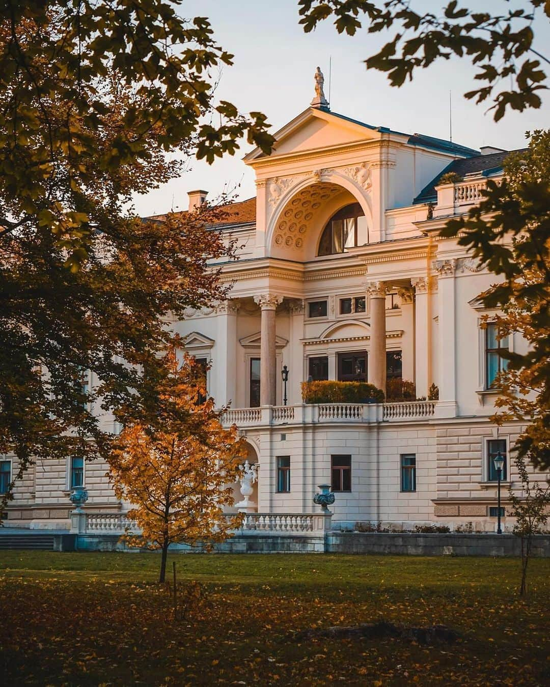 Wien | Viennaさんのインスタグラム写真 - (Wien | ViennaInstagram)「Autumn's embrace in Vienna: Strolling through the colorful Liechtensteinpark, gazing at the majestic Votive Church, and getting lost in the art at the Fine Art Museum. 🍂🍁 by @pernoldkristina #ViennaNow  🍂 Votive Church (1,2) 🍂 Liechtensteinpark (3,4,5) 🍂 @kunsthistorischesmuseumvienna (6,7) 🍂 @oeparl (8) 🍂 @palmenhausbrasserie (9)  🍂 @wienerriesenrad (10)  #vienna #wien #vienna_austria #vienna_city #visitvienna #vienna_go #votivkirche #votivechurch #autumn #herbst #autumnlove #autumnleaves #traveleurope #travelgram」11月2日 2時54分 - viennatouristboard