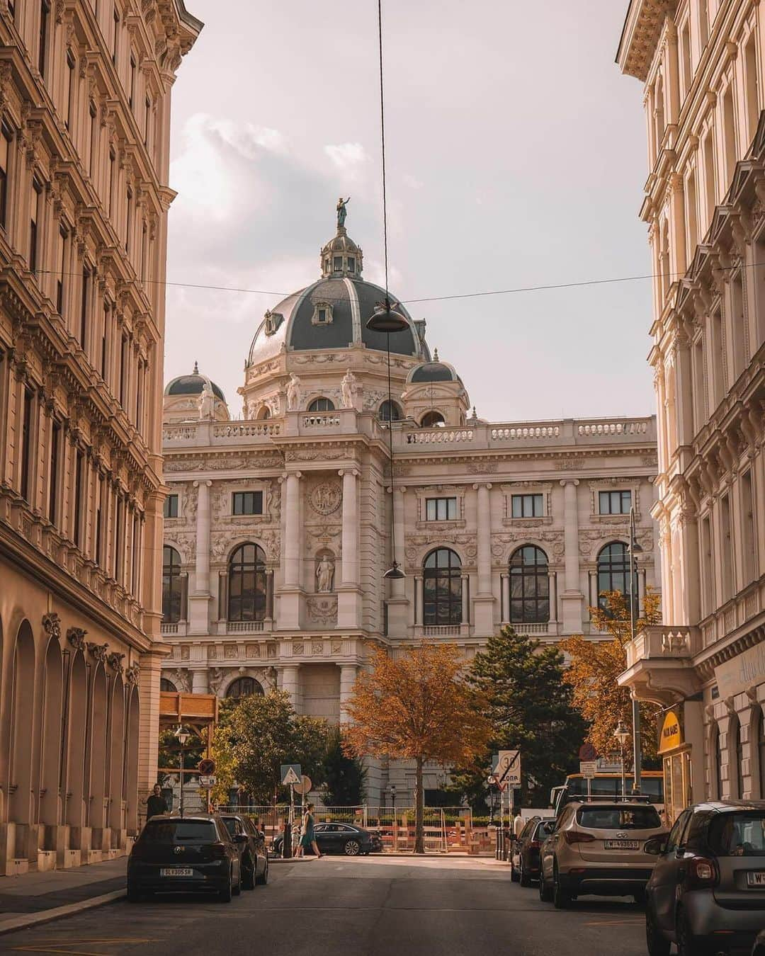 Wien | Viennaさんのインスタグラム写真 - (Wien | ViennaInstagram)「Autumn's embrace in Vienna: Strolling through the colorful Liechtensteinpark, gazing at the majestic Votive Church, and getting lost in the art at the Fine Art Museum. 🍂🍁 by @pernoldkristina #ViennaNow  🍂 Votive Church (1,2) 🍂 Liechtensteinpark (3,4,5) 🍂 @kunsthistorischesmuseumvienna (6,7) 🍂 @oeparl (8) 🍂 @palmenhausbrasserie (9)  🍂 @wienerriesenrad (10)  #vienna #wien #vienna_austria #vienna_city #visitvienna #vienna_go #votivkirche #votivechurch #autumn #herbst #autumnlove #autumnleaves #traveleurope #travelgram」11月2日 2時54分 - viennatouristboard