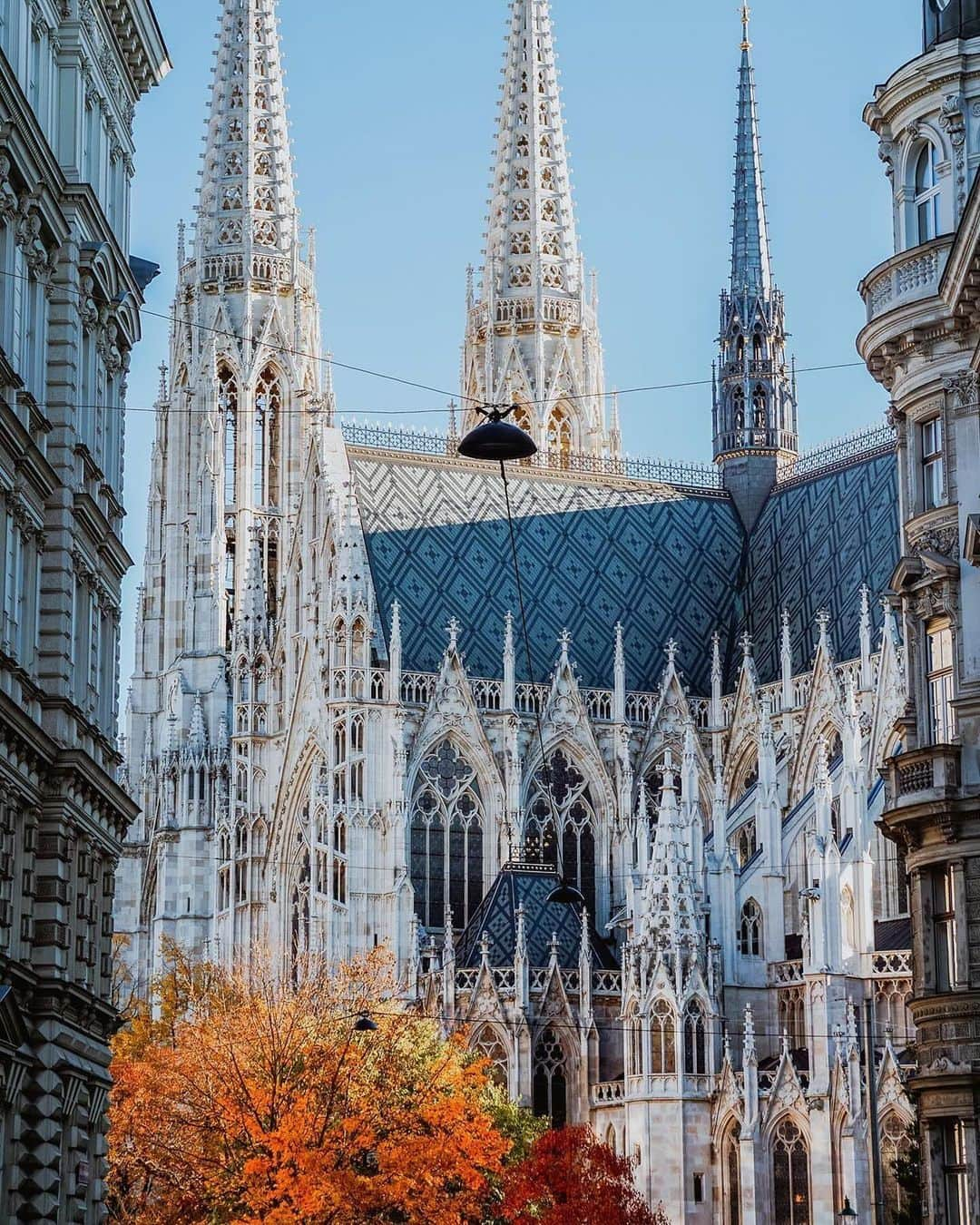 Wien | Viennaさんのインスタグラム写真 - (Wien | ViennaInstagram)「Autumn's embrace in Vienna: Strolling through the colorful Liechtensteinpark, gazing at the majestic Votive Church, and getting lost in the art at the Fine Art Museum. 🍂🍁 by @pernoldkristina #ViennaNow  🍂 Votive Church (1,2) 🍂 Liechtensteinpark (3,4,5) 🍂 @kunsthistorischesmuseumvienna (6,7) 🍂 @oeparl (8) 🍂 @palmenhausbrasserie (9)  🍂 @wienerriesenrad (10)  #vienna #wien #vienna_austria #vienna_city #visitvienna #vienna_go #votivkirche #votivechurch #autumn #herbst #autumnlove #autumnleaves #traveleurope #travelgram」11月2日 2時54分 - viennatouristboard