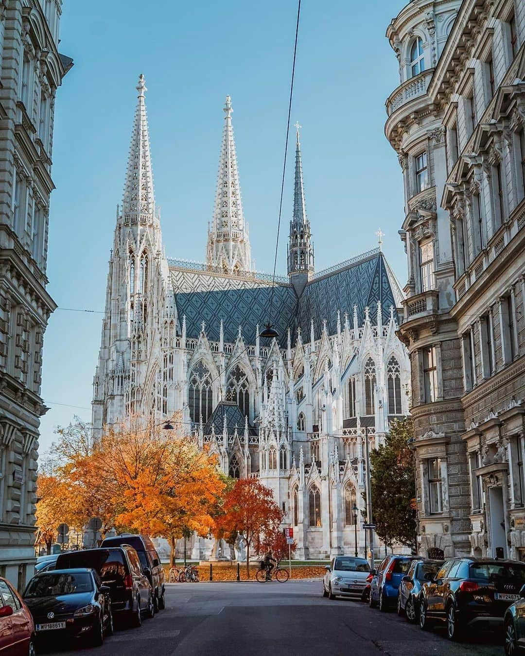 Wien | Viennaのインスタグラム：「Autumn's embrace in Vienna: Strolling through the colorful Liechtensteinpark, gazing at the majestic Votive Church, and getting lost in the art at the Fine Art Museum. 🍂🍁 by @pernoldkristina #ViennaNow  🍂 Votive Church (1,2) 🍂 Liechtensteinpark (3,4,5) 🍂 @kunsthistorischesmuseumvienna (6,7) 🍂 @oeparl (8) 🍂 @palmenhausbrasserie (9)  🍂 @wienerriesenrad (10)  #vienna #wien #vienna_austria #vienna_city #visitvienna #vienna_go #votivkirche #votivechurch #autumn #herbst #autumnlove #autumnleaves #traveleurope #travelgram」