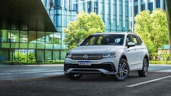 Volkswagen do Brasilさんのインスタグラム写真 - (Volkswagen do BrasilInstagram)「Está chegando a hora de ir numa concessionária Volks conferir toda a elegância, tecnologia e segurança do Tiguan Allspace R-line. Não perca tempo e garanta o seu convite!  #VWBrasil #NovoTiguan」11月2日 2時54分 - vwbrasil