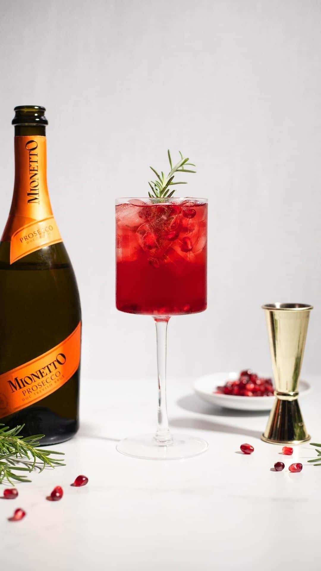 Mionetto USAのインスタグラム：「Allora! Join Mionetto Prosecco as we continue to take you to some of the most bellisime cities in Italy with our Mionetto 3-2-1 Spritz Collection. 🎁🍾  In the spirit of the holidays and keeping it fashion forward, we’ve crafted the Mio Milano Spritz, immersing you in Milan’s vibrant energy, elegance and style! 🧡! With 3 oz. Mionetto Prosecco, 2 oz. Pomegranate Juice and 1 oz. Club Soda, our Mio Milano is the ideal drink to serve during your holiday aperitivo. Cin Cin! 🍾  #MionettoProsecco #TheMilano #HolidaySpritz   🇪🇺CAMPAIGN FINANCED ACCORDING TO EU REGULATION NO. 3018/2013.  Mionetto Prosecco material is intended for individuals of legal drinking age. Share Mionetto content responsibly with those who are 21+ in your respective country.  Enjoy Mionetto Prosecco Responsibly.」