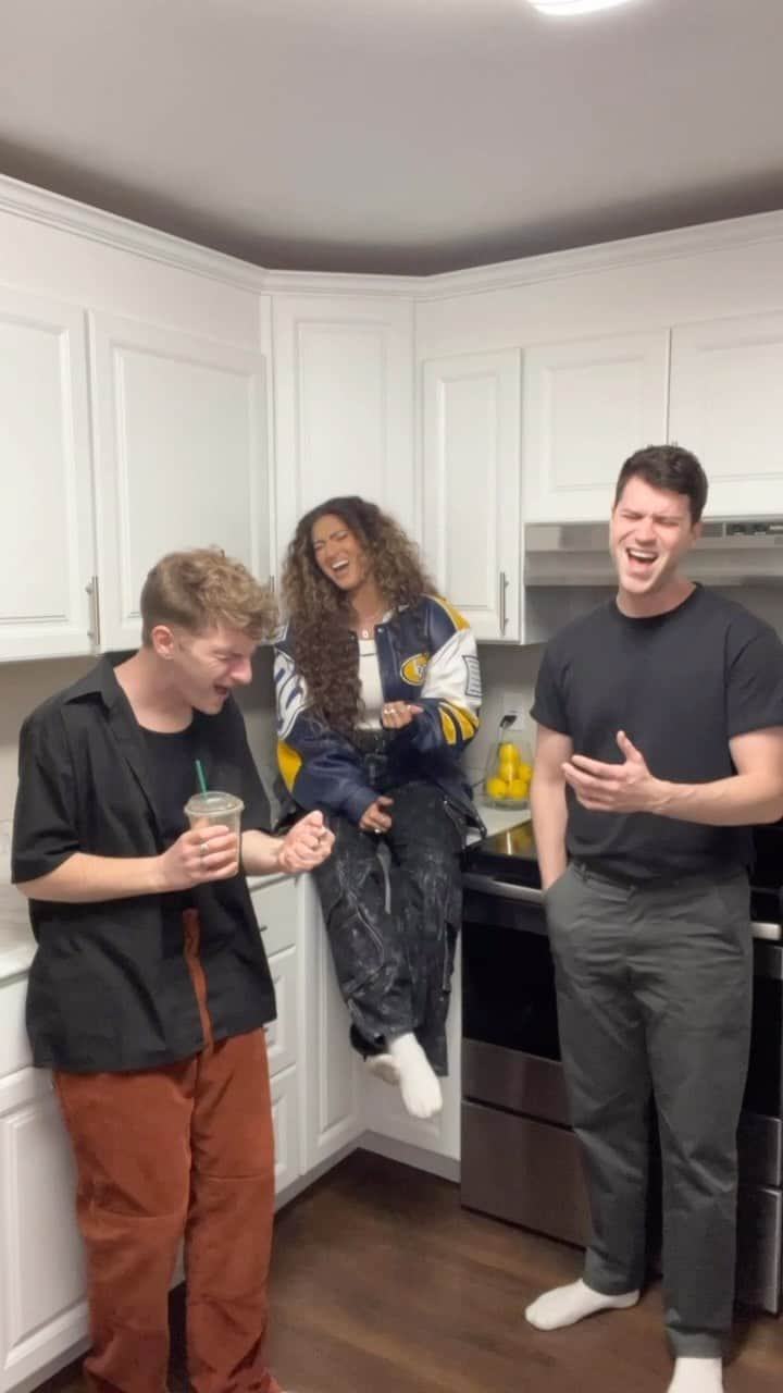 トーライ・ケリーのインスタグラム：「riffing in harmony with @torikelly & @jonathantilkin was most certainly not on my 2023 bingo card 😭🫶🏻 #sing #singing #dontyouworryboutathing #torikelly ib: @_trendfriends 🤍」