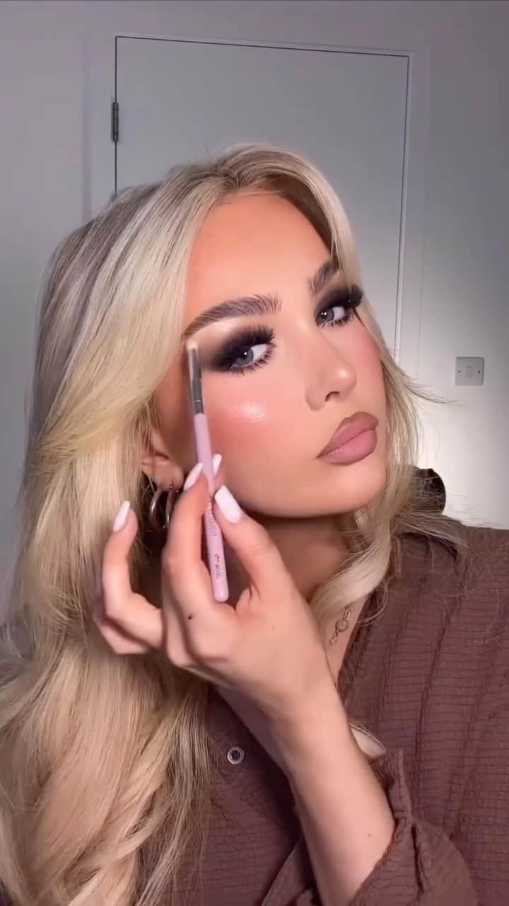 Anastasia Beverly Hillsのインスタグラム：「@alicedickson’s (she/her) go-to smokey glam using Sultry Mini Eyeshadow Palette and Glow Seeker Highlighter ✨🔥  Tap to shop now!   #AnastasiaBeverlyHills」