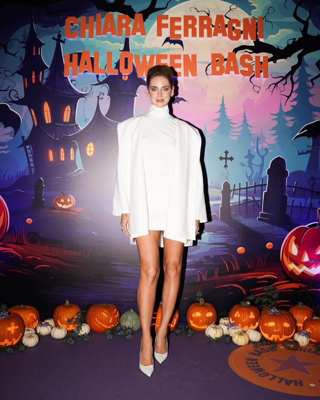 キアラ・フェラーニのインスタグラム：「2023’s halloween photo album 🥰  What a fun night with my friends ✨  Thank you @VincenzoDascanio for the beautiful Halloween decorations👻 #supplied」