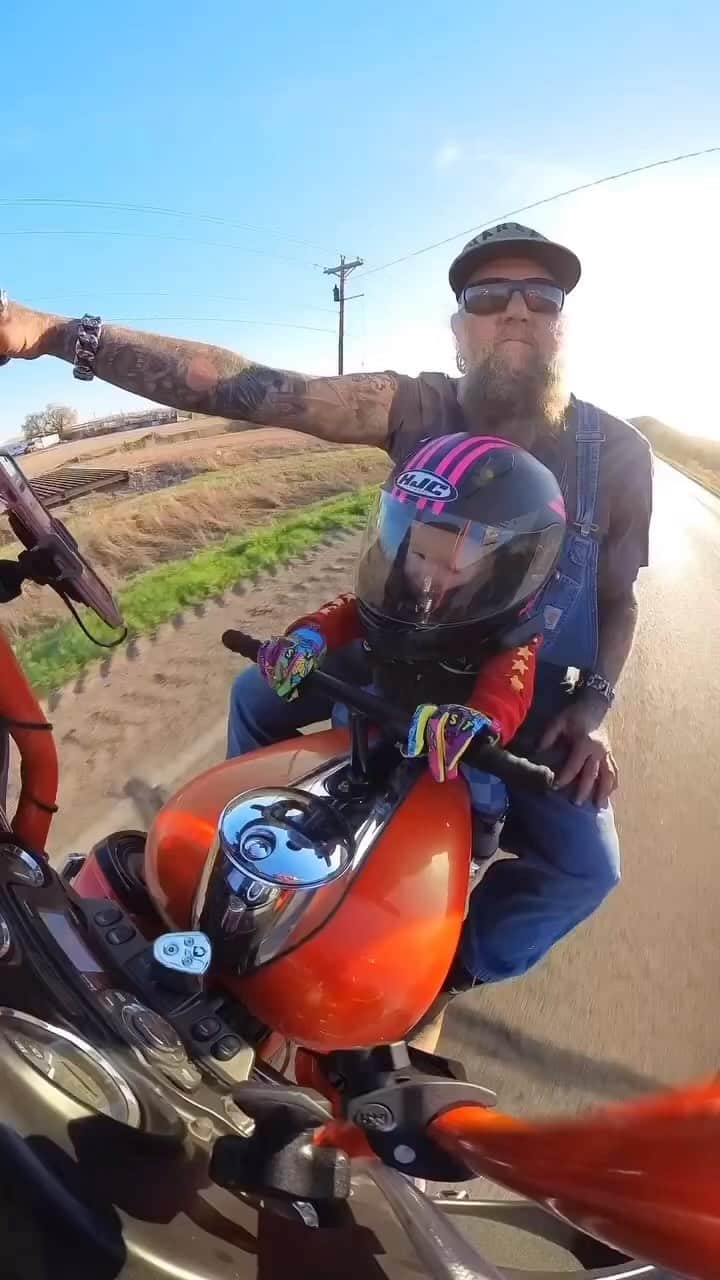 epidemic_motorsのインスタグラム：「🤟 @motofotodad with @use.repost First time trying out the insta360 how did we do!? 🤘🏻🖤⚡️ @motofotodad  . . . . . #harleydavidson #papa #ride #motorcycle #motogirl」