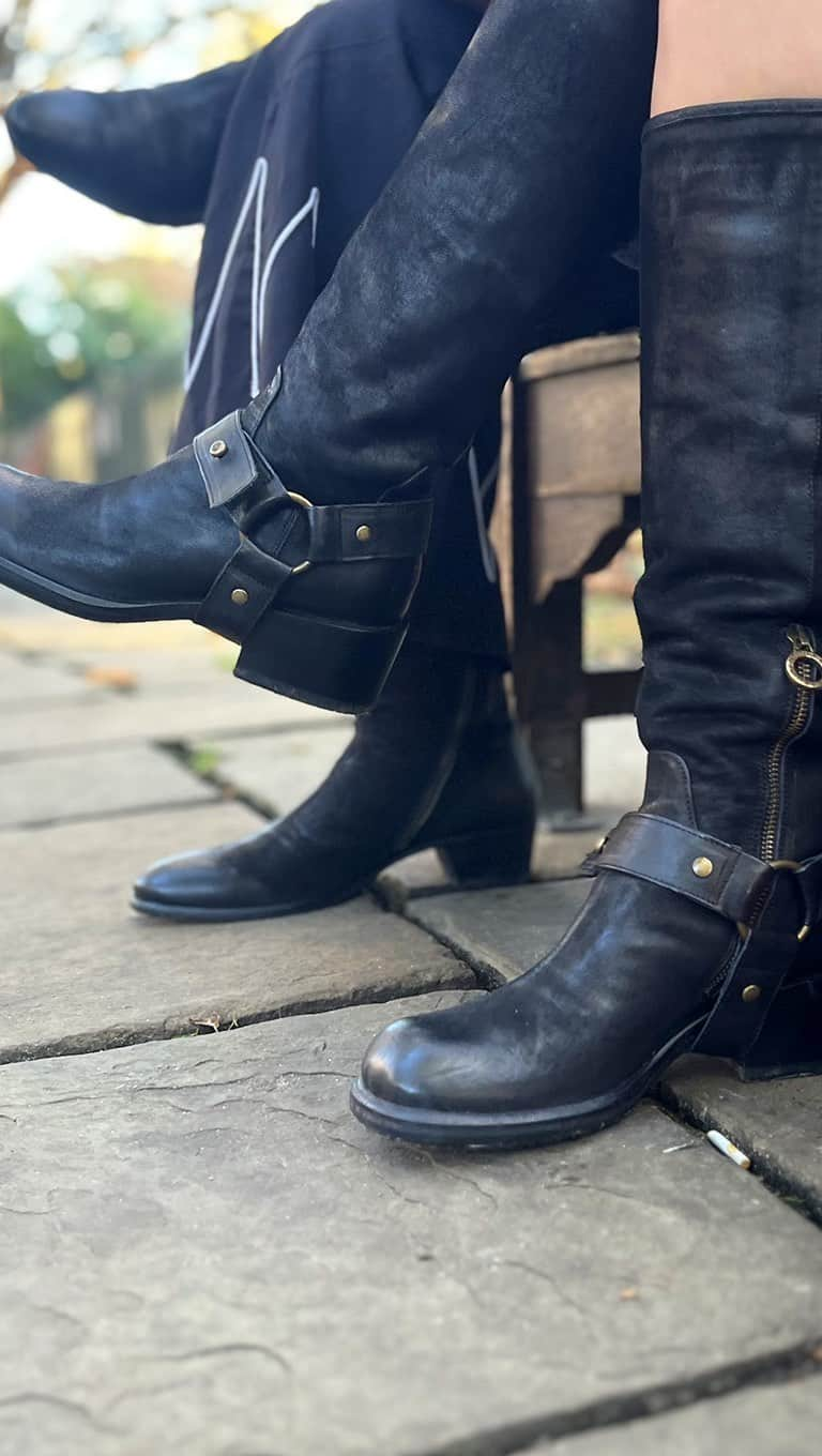 フィオレンティーニベーカーのインスタグラム：「Kicking it up for Dia de los Muertos with our boots - watch the vibes come alive! 💀 Ready to join the dance? 🖤💃🏻」