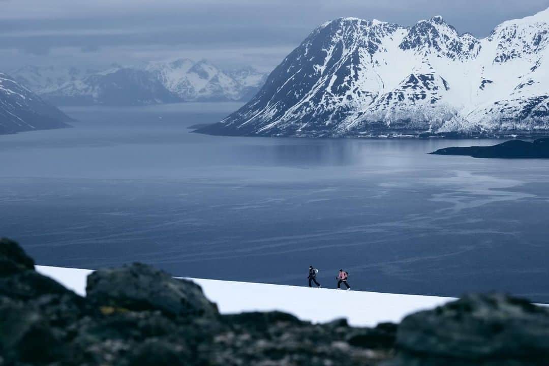 ロシニョールのインスタグラム：「When me and @sofiawesters squeezed the very last drop out of winter with another all-nighter. Mid night sun barely setting over Norwegian fjords and crusty slush under our skis that could potentially ignite a fire. I fell asleep in the shower when we got back to our cabin at 7 am. A season ender that in the moment had me extremely ready for summer but now, looking back at it, has me craving it again.   Photos by @sofiawesters ‘s (and now mine too) insta husband: @jacobwester」