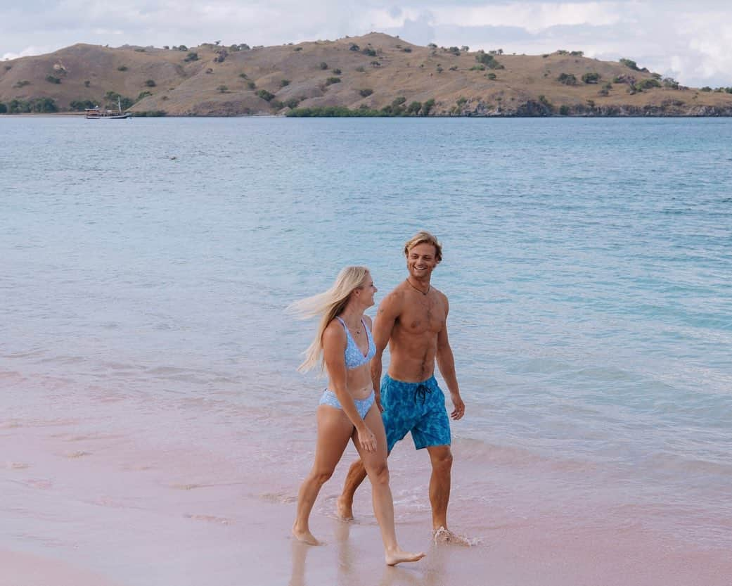 ボディーグローブのインスタグラム：「Dreaming of the next vacation 💭 and matching swim 💙  Shop sale swim styles now!」