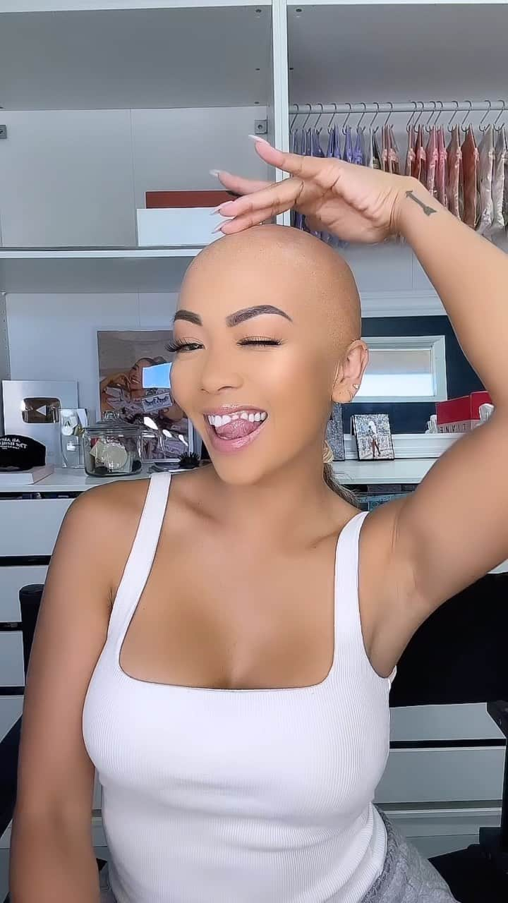 リアン Vのインスタグラム：「My family’s reaction 😂   Bald cap: @oonosmakeup  MAU: @keepingupwithnina」