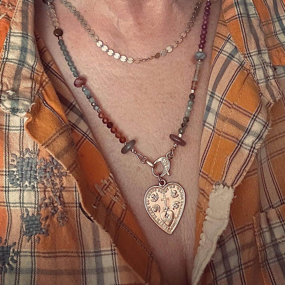 キャサリン ミッシェルのインスタグラム：「Wild 3 : our new Divine Love pendant. Shown here in yellow gold and diamond. Also available in bronze and silver. Pre order it from our usual CM store. The gemstones with gold beads and pave diamonds clasp is called Adeline 3. #jewelryasmedecinecm #heartjewelry #reclaimedmetal #goldamulet #gemstones #divinelove」