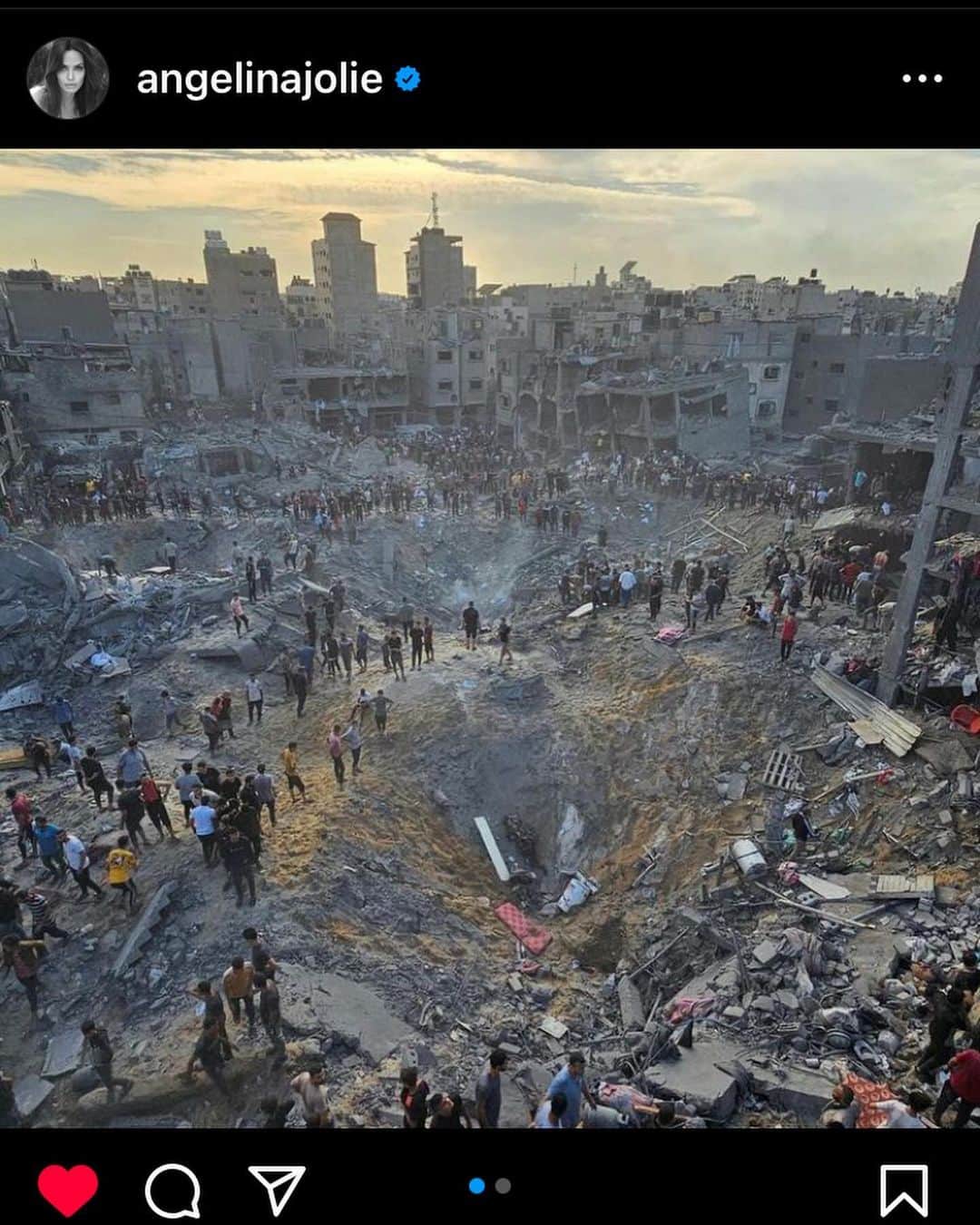 ジュリア・ロバーツ（ファンアカウント）のインスタグラム：「#REPOST @angelinajolie - This is the deliberate bombing of a trapped population who have nowhere to flee. Gaza has been an open-air prison for nearly two decades and is fast becoming a mass grave. 40% of those killed are innocent children. Whole families are being murdered. While the world watches and with the active support of many governments, millions of Palestinian civilians - children, women, families - are being collectively punished and dehumanized, all while being deprived food, medicine and humanitarian aid against international law. By refusing to demand a humanitarian ceasefire and blocking the UN Security Council from imposing one on both parties, world leaders are complicit in these crimes.」