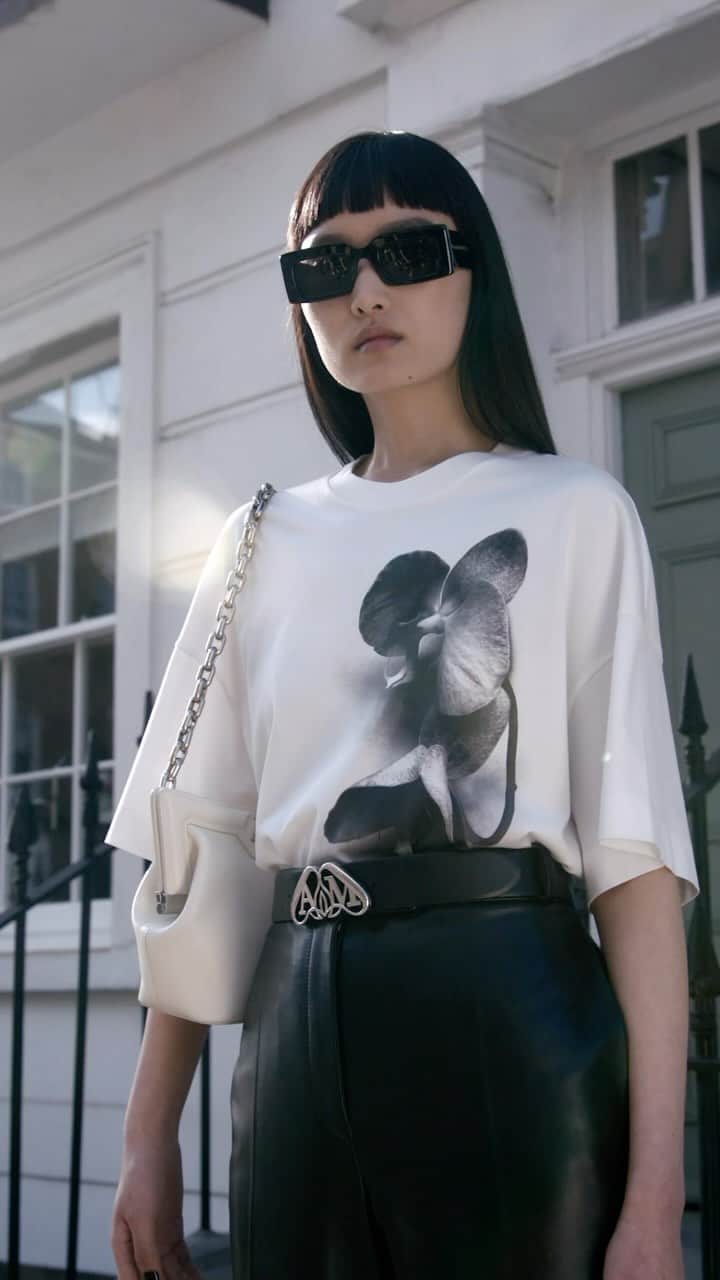 アレキサンダー・マックイーンのインスタグラム：「The #McQueenPeak bag.  ⁣ Inspired by the signature bold tailored shoulder of McQueen with a Knuckle-inspired opening that may be handheld or worn on the shoulder with a metal chain strap.⁣  Discover the Peak Bag via the link in bio.  Video by @EbbaHult⁣ Track: Neurons by @roblewiscomposer⁣ Music Director: John Gosling」