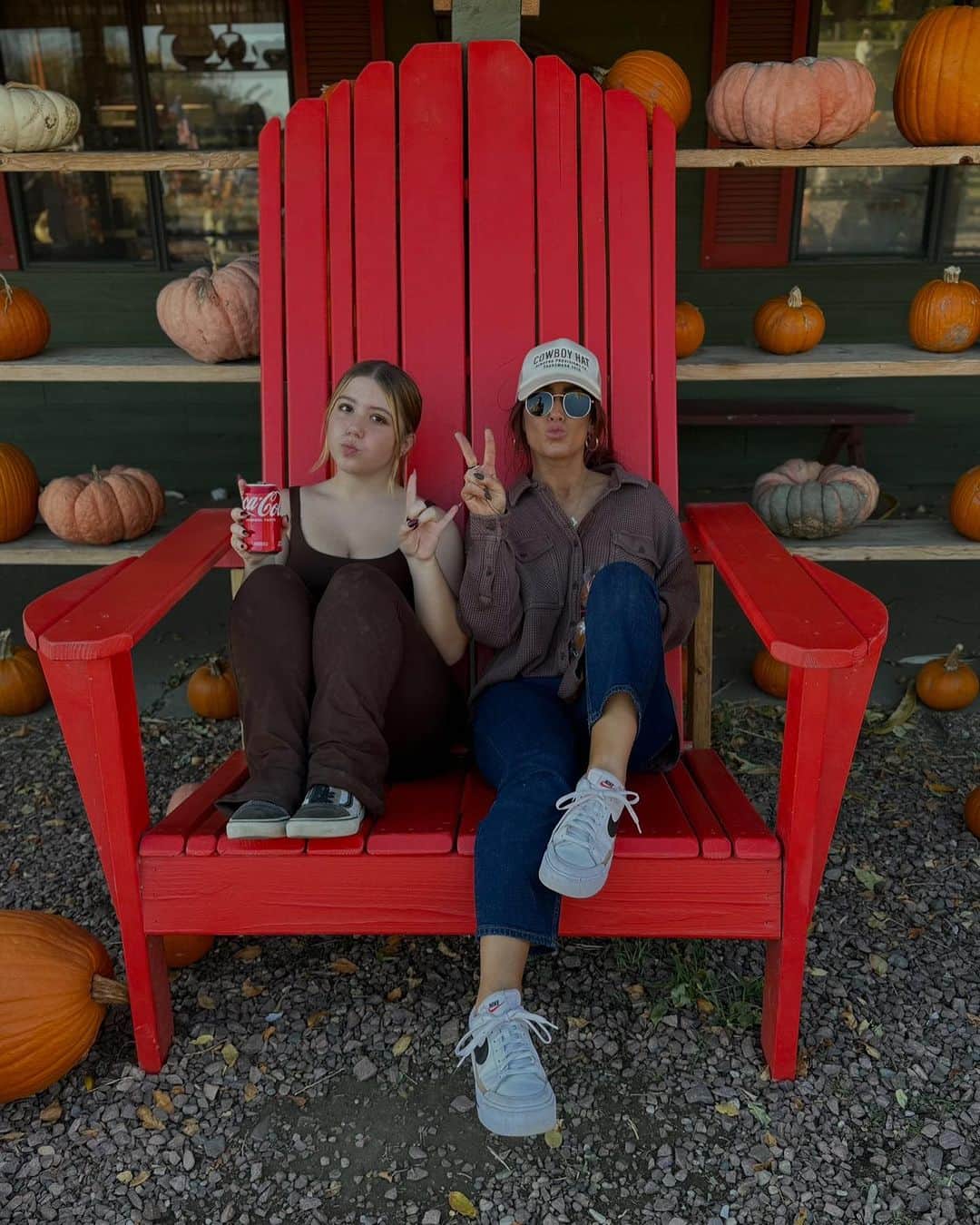 Chelsea Houskaのインスタグラム：「October recap 🖤💀🍂」