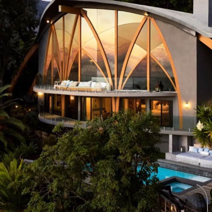 ケリー・キローレン・ベンサイモンのインスタグラム：「LATEST REFERRAL: JUST LISTED @fredrikeklundny 21056 Las Flores  Mesa | Malibu, Ca. 14M @douglaselliman」