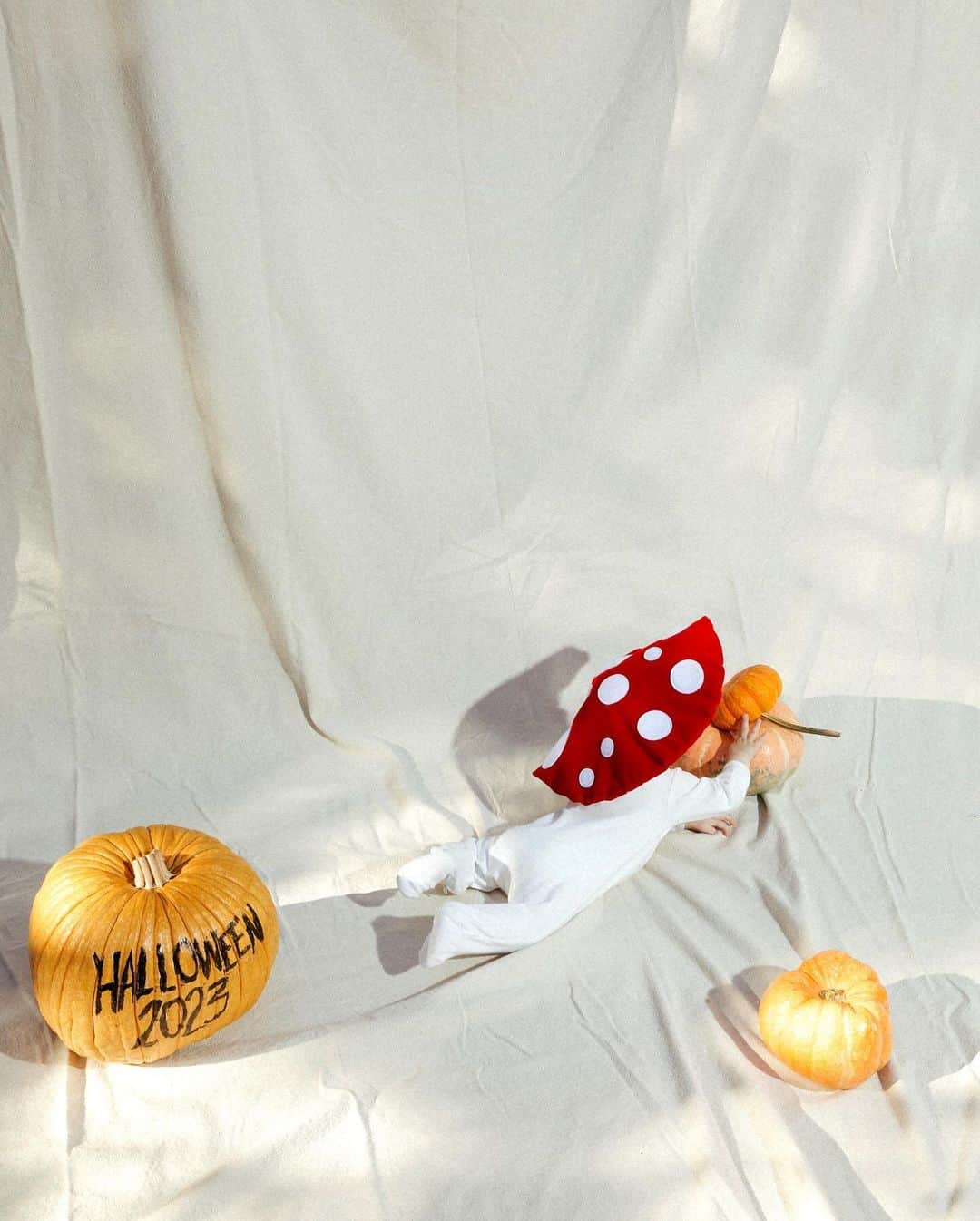 ジュリー・サリニャーナさんのインスタグラム写真 - (ジュリー・サリニャーナInstagram)「Halloweenie with my cute little champignon 🍄🌸🍄   Headpiece by my talented friend @dolcetto  #halloween2023 #babysfirsthalloween #mushroom」11月2日 3時18分 - sincerelyjules