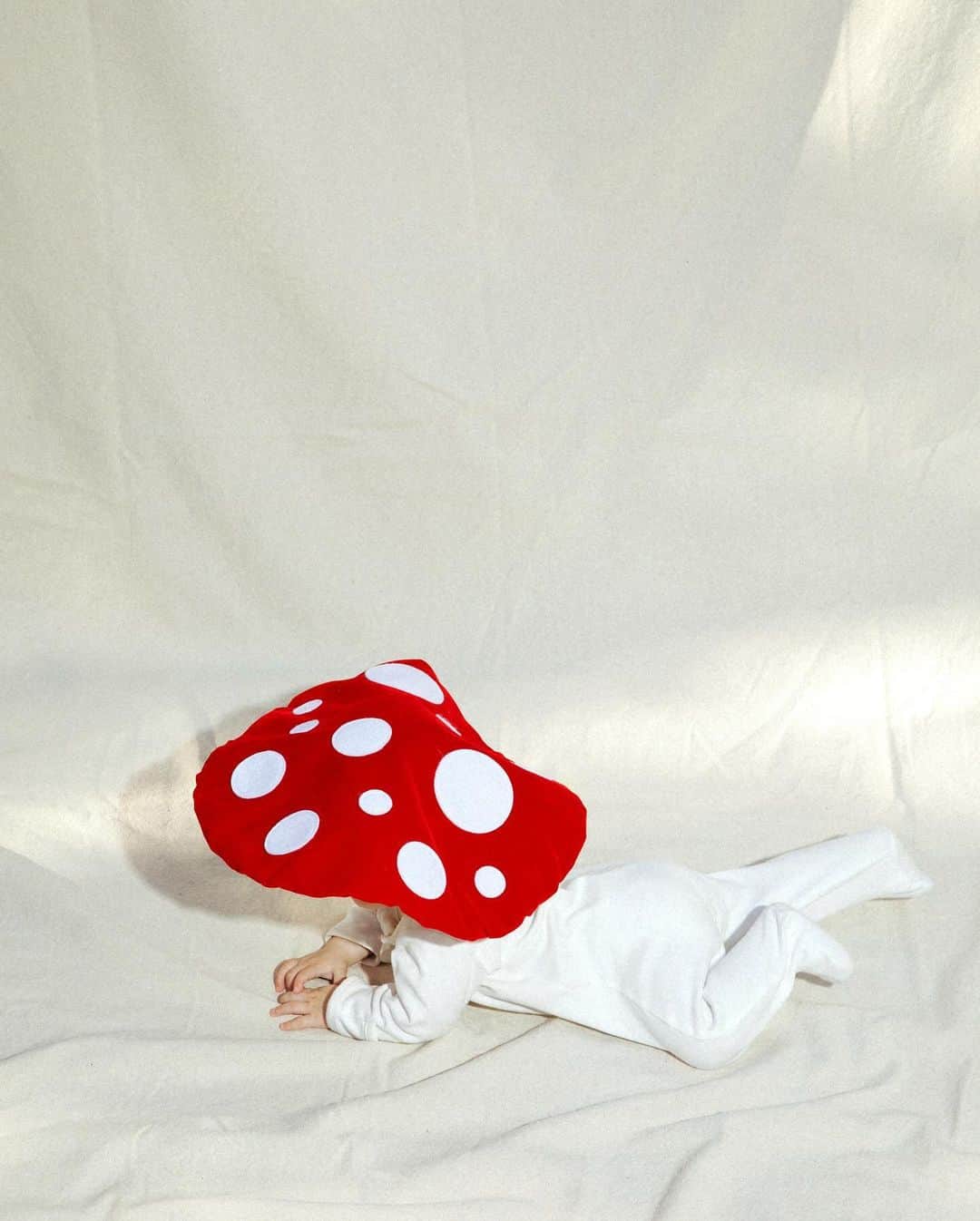 ジュリー・サリニャーナさんのインスタグラム写真 - (ジュリー・サリニャーナInstagram)「Halloweenie with my cute little champignon 🍄🌸🍄   Headpiece by my talented friend @dolcetto  #halloween2023 #babysfirsthalloween #mushroom」11月2日 3時18分 - sincerelyjules