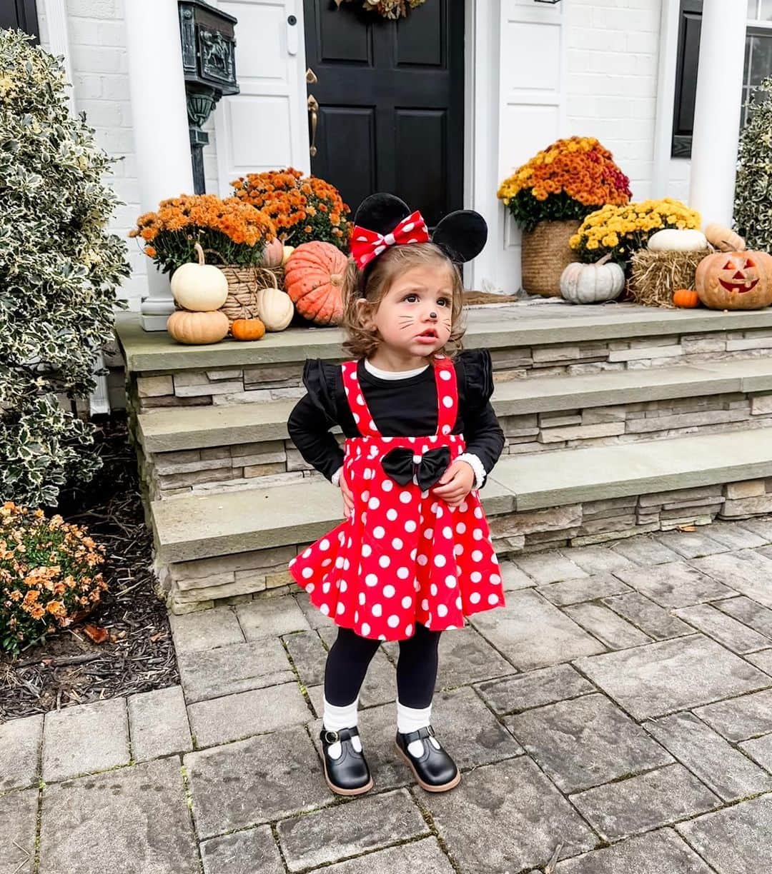 サマンサ・シザーリオのインスタグラム：「Halloween 2023 with my Minnie girl ♡ 🎀」