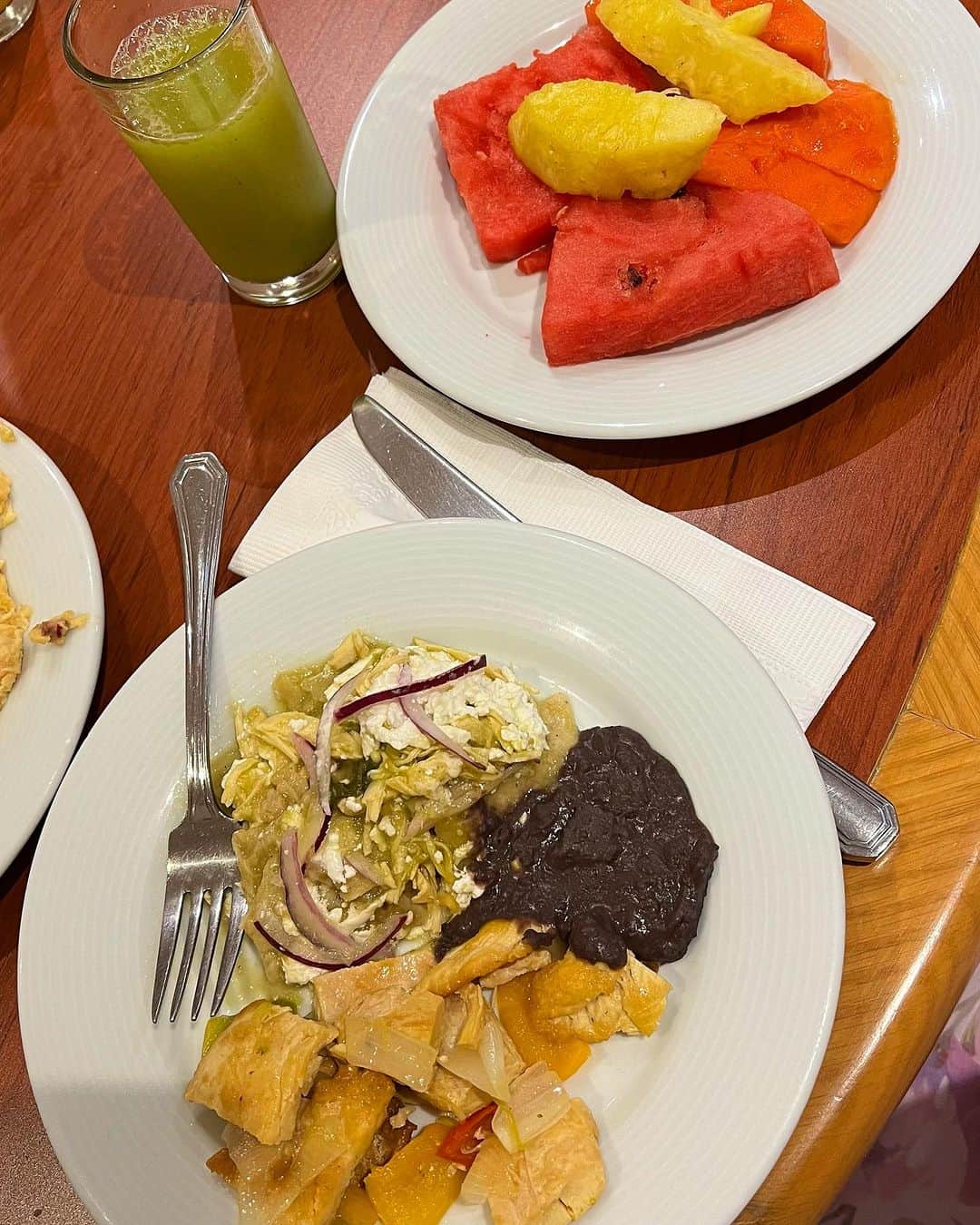 Dutchさんのインスタグラム写真 - (DutchInstagram)「el otro dia en mexico🫶🏼🇲🇽 my eating habits range from lifting weights/fitness enthusiast to hungry unsupervised child in a candy store- but somewhere inbetween there’s a lovely healthy balance!😂❤️ enjoyed all the food I could while working so much during the day. No restrictions, just paying attention to my protein & enjoyed the hell out of all of it!😍🫶🏼 the gains have been preserved😝🍗」11月2日 3時29分 - nochtlii