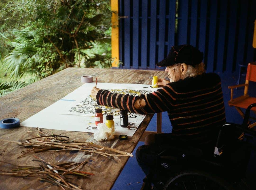 のインスタグラム：「Join us tomorrow, November 2, from 6 to 8pm, for the opening of "Let the painting make you," an exhibition of new paintings and drawings by Brice Marden at Gagosian, 980 Madison Avenue, New York.  Marden worked on the six large paintings in the exhibition simultaneously for about a year, while confined to a wheelchair. The artist completed "Untitled," a work comprised of seven monochrome panels each painted a different single color, a few days before his passing on August 10. Follow the link in our bio to learn more.  __________ #BriceMarden #Gagosian  (1) Brice Marden working in Nevis, 2023. Photo: Mirabelle Marden (@mirabellezahara); (2) Brice Marden, "Untitled," 2021-23 © 2023 Estate of Brice Marden/Artists Rights Society (ARS), New York. Photo: Rob McKeever」