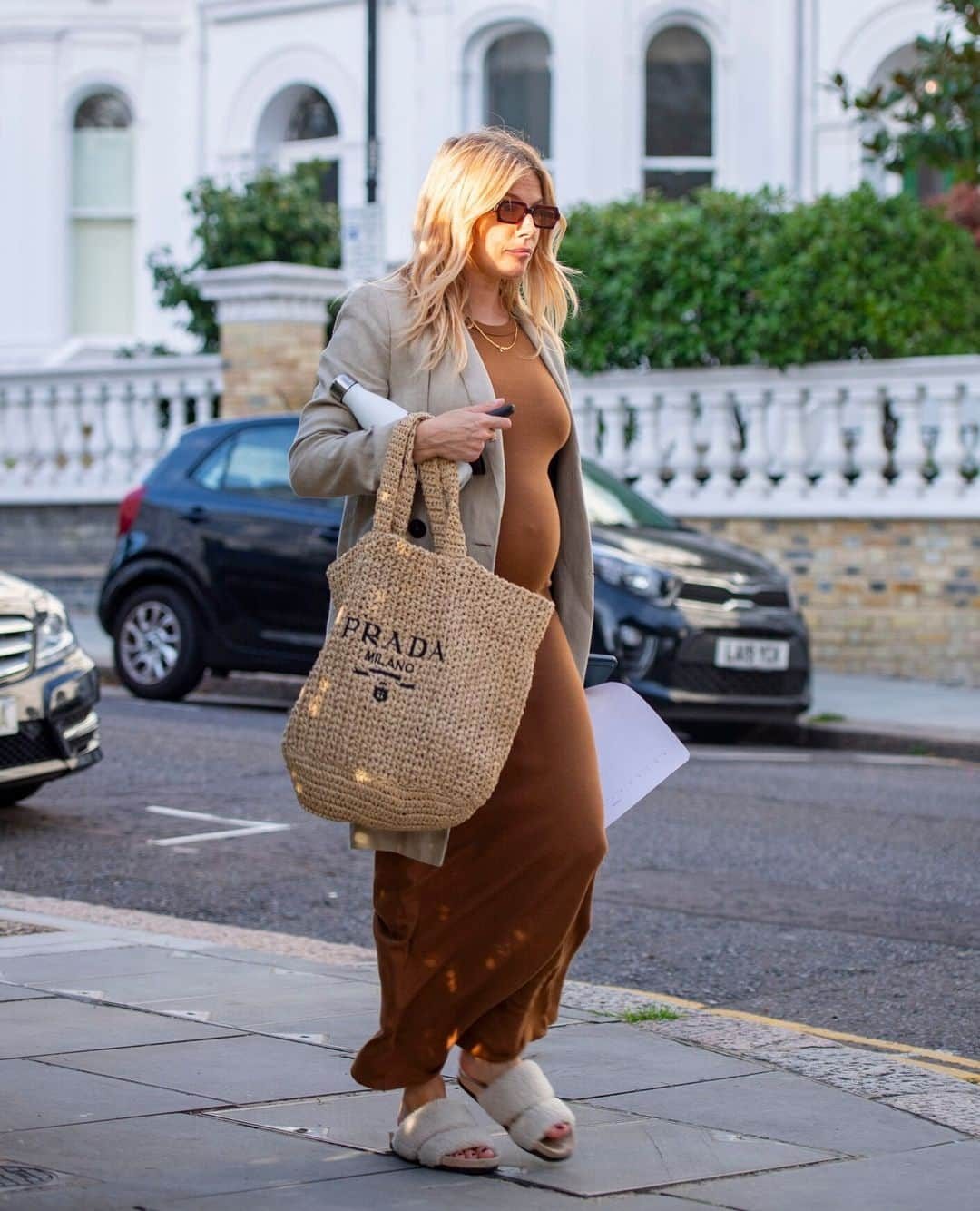 ELLE DKのインスタグラム：「I Londons gader er skuespiller #SiennaMiller blevet spottet i adskillige eminente looks under sin anden graviditet, der gør os helt nostalgiske efter den umiskendelige 'boho chic', der gjorde den stilsikre brite til et modeikon i 00’erne. Via link i bio kan du se nogle af stjernens bedste graviditetslooks, der er lige til at kopiere. ⁠ ⁠ Foto: Mj-Pictures.com/Splash/Ritzau Scanpix」