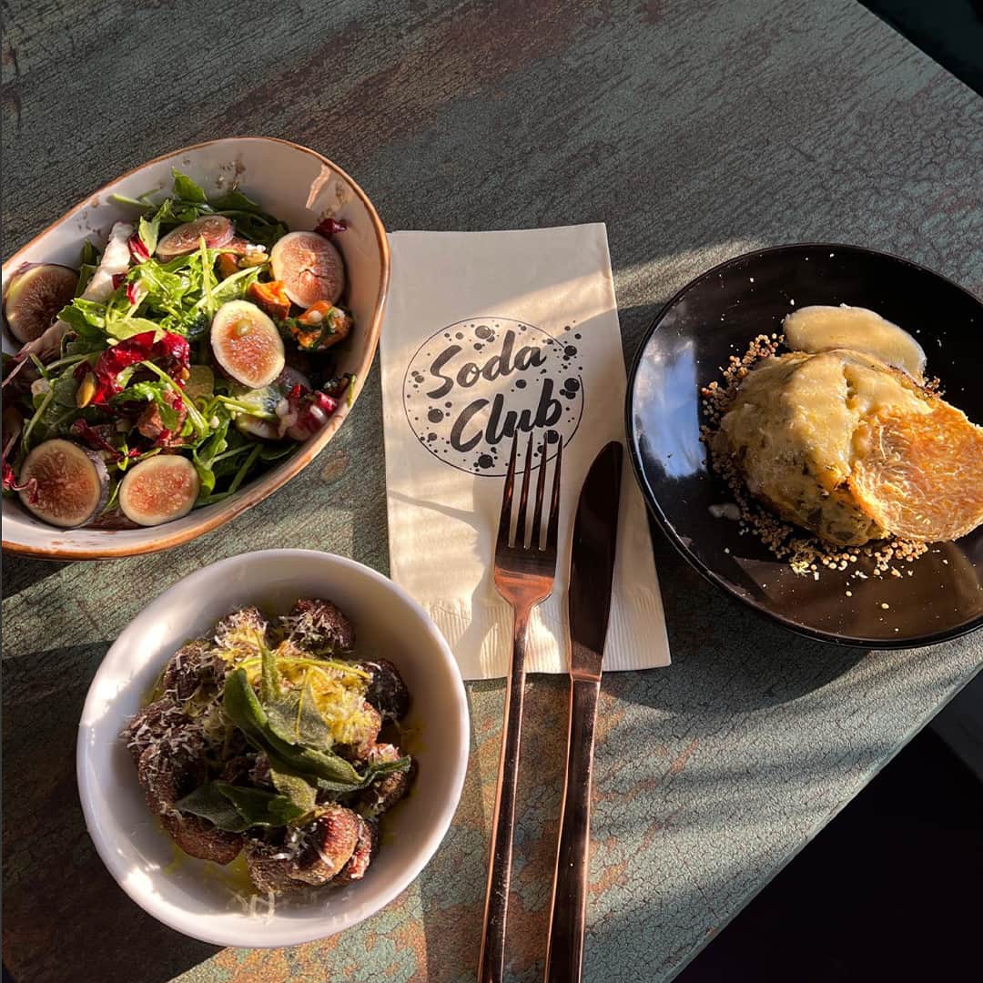 ミシュランのインスタグラム：「We’re spending #WorldVeganDay with @SodaClubNYC, a vegan, Italian restaurant with prohibition-era vibes, hand-crafted italian sodas, and focaccia that’s to die for.⁣ #MichelinGuide #BibGourmand 🍹Click the link in our bio to learn more! ⁣」