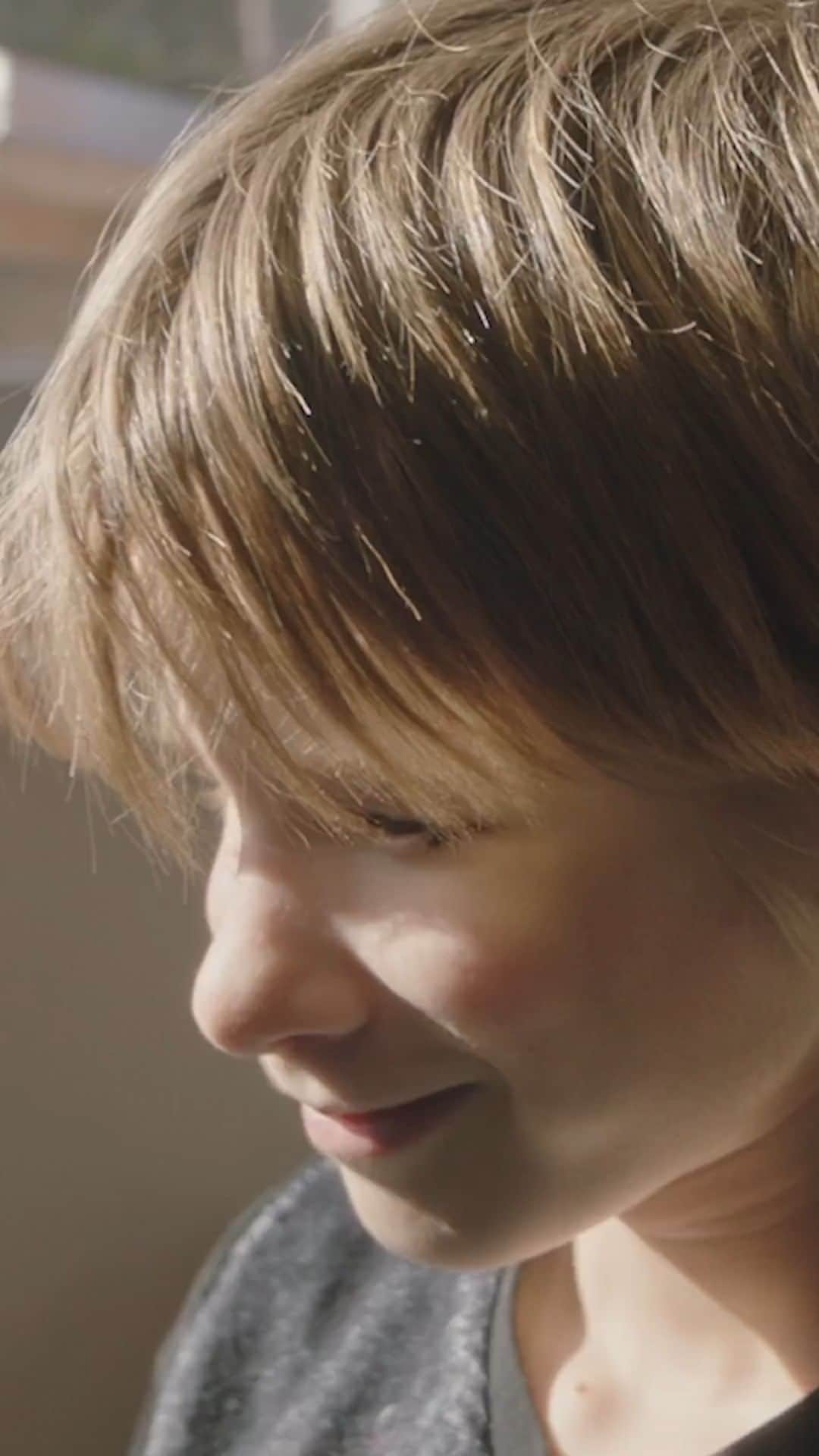 The New Yorkerのインスタグラム：「“The Unicorn in Snowpants Suddenly Ran Off,” a short documentary by @philipp_schaeffer, follows three blind preteens as they invite us into their worlds of play and whimsy. “I think for both blind children and seeing children, imagination and fantasy are important in constructing play worlds,” Schaeffer said. “What is striking is how different these play worlds look for blind and for seeing children.” The film showcases how the three children experience moments of wonder using assistive technologies and work-arounds—one of the children creates a collage out of music and voices using a digital recording device, while another spins tales about unicorns. Watch the full film at the link in our bio.」