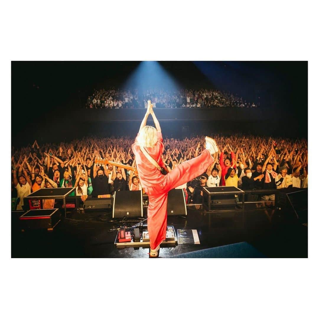 MAMIさんのインスタグラム写真 - (MAMIInstagram)「SCANDAL TOUR 2023 『感謝祭 vol.2』 @ Zepp Haneda  気づけば11月…🦅 感謝祭ファイナル羽田！来てくれた皆様、大感謝でした❤️‍🔥❤️‍🔥(時差) そしていつも応援ありがとうございまーーーーーーーす🔥🔥🔥🙇‍♀️🙇‍♀️🙇‍♀️🙇‍♀️  感謝祭が終わってからの最近は、お引越ししたりピューロ行ったりピューロ行ったりピューロ行ったりピューロ行ったりピューロ行ったり忙しかったなっ😍😍💦💦💦爆笑 昼間と夜との寒暖差がすごくて何着ていいかわかんないよね…（´-`）  今月イベントいっぱいあるからまたみんなに会えると思うとたのちみぃい🎄🎄 楽しい11月にしよお〜〜〜  📸 @takeshiyao」11月2日 3時31分 - mmts_dayo