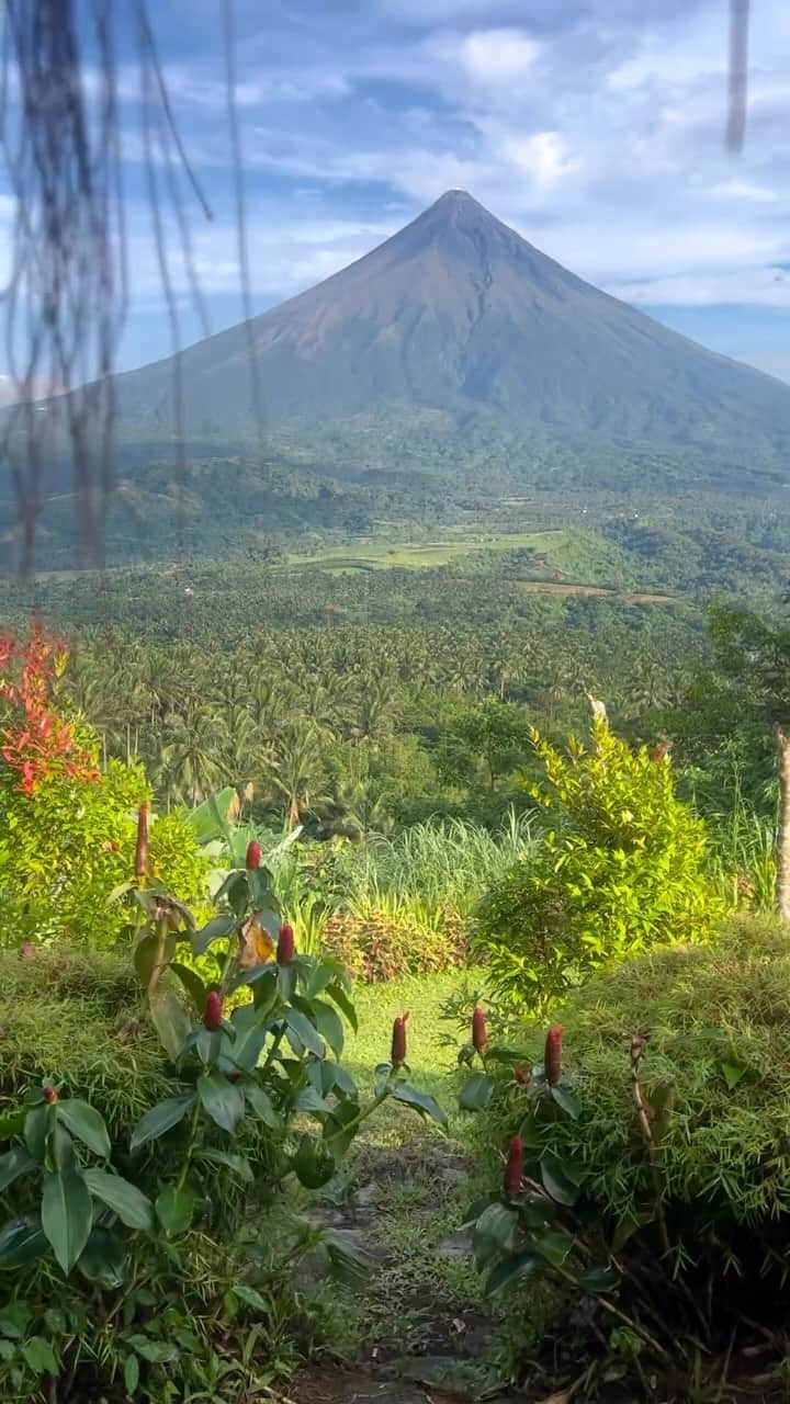 Earth Picsのインスタグラム：「@coconotmartin - 🌋 Mayon Volcano, located in the province of Albay in the Philippines, is renowned for its almost perfect conical shape. Standing at about 2,462 meters (8,077 feet) tall, it’s often referred to as the “perfect cone” due to its symmetrical shape. This stratovolcano is also one of the most active in the Philippines, having erupted over 50 times in the past 400 years. Its most destructive eruption occurred in 1814, devastating nearby towns and burying the town of Cagsawa. Despite its danger, Mayon’s majestic appearance and frequent activity make it a popular spot for tourists and a significant symbol in Philippine culture.」