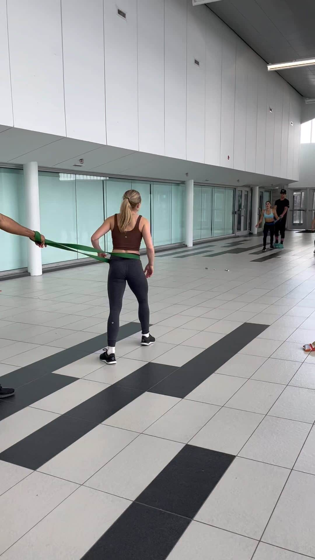 メーガン・デュアメルのインスタグラム：「Hungry hippos for Halloween candy 🍭 for todays off ice training 🤣  It was a fun try at something new! Even though Gab looks so bored holding on one arm and still managing to keep Fiona from pushing forward 😆💪  #reallifehungryhippos」