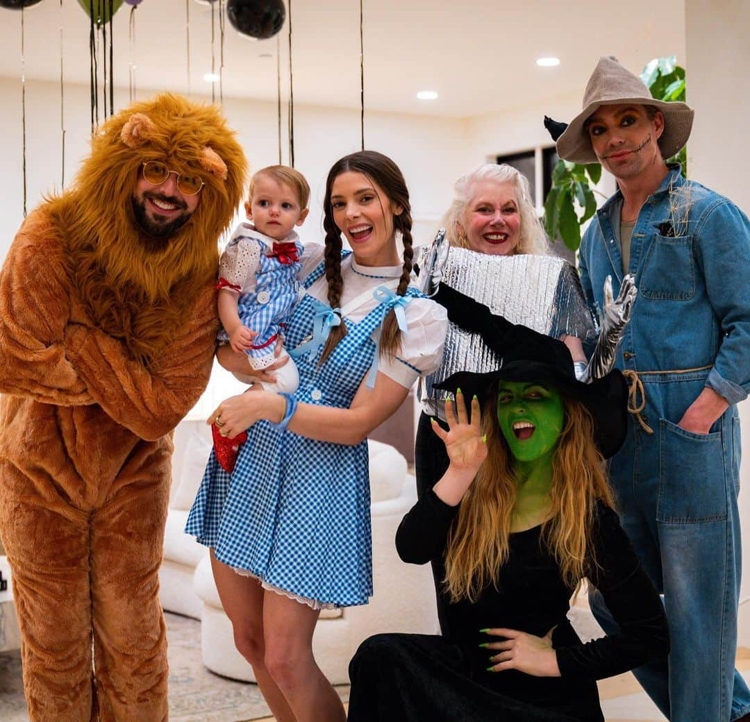 アシュリー・グリーンのインスタグラム：「Our first proper Halloween. 👻」