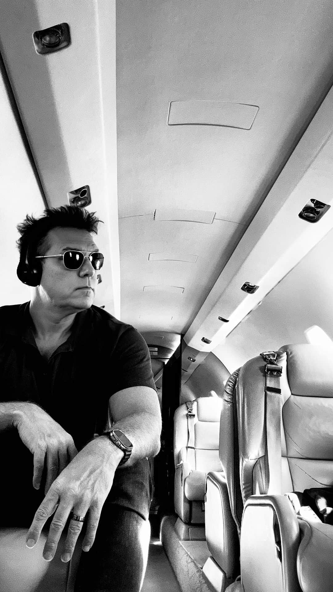 デイン・クックのインスタグラム：「Morning flight directly to @hardrocktampa sound check. I’m a simple man with simple pleasures. I like a breakfast burrito, video games, love and comedy. Please come see one of my 5 Florida dates. DaneCook.com has’em all.」