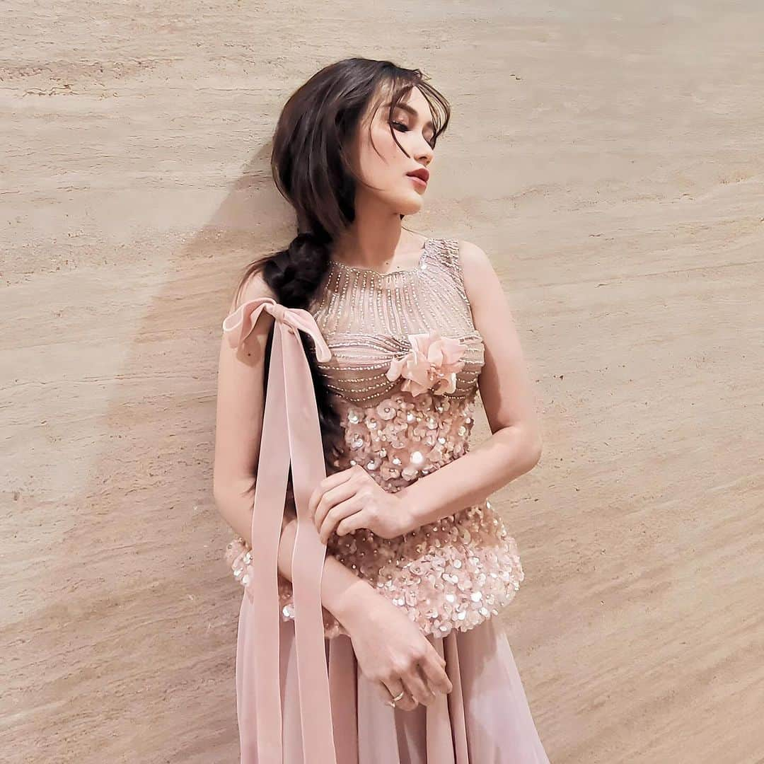 アユ・ティンティンのインスタグラム：「🎀💓 In @ivan_gunawan  Hairdo @kriznafahrezi  Earrings @rinaldyyunardi  Stylist @erichalamin  Styling team @andraastari」