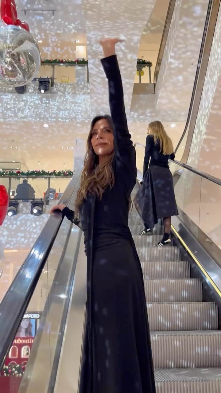 セルフリッジズのインスタグラム：「An evening to remember • @VictoriaBeckhamBeauty has launched at Selfridges, celebrated with a visit from @VictoriaBeckham.   Tap to shop or visit the counter in the #SelfridgesLondon Beauty Hall on G」