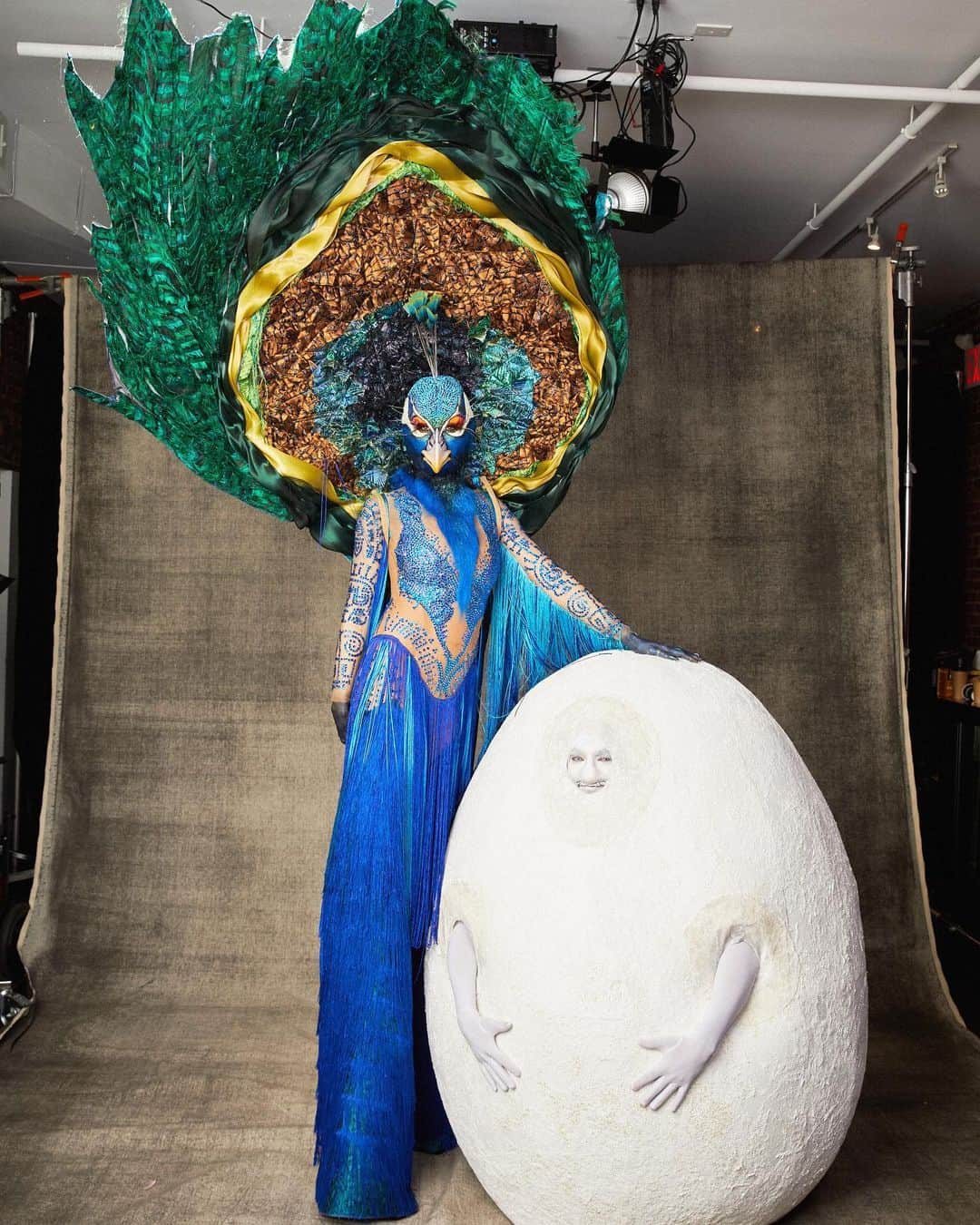 ハイディ・クルムのインスタグラム：「Thank you @yannikzamboni for my Stunning After Party look ❤️ @curtismcassell I love you thank you as well. Thank you to @nicolasputvinski and @samhillstudio for an egg-cellent costume for my husband 🥚」
