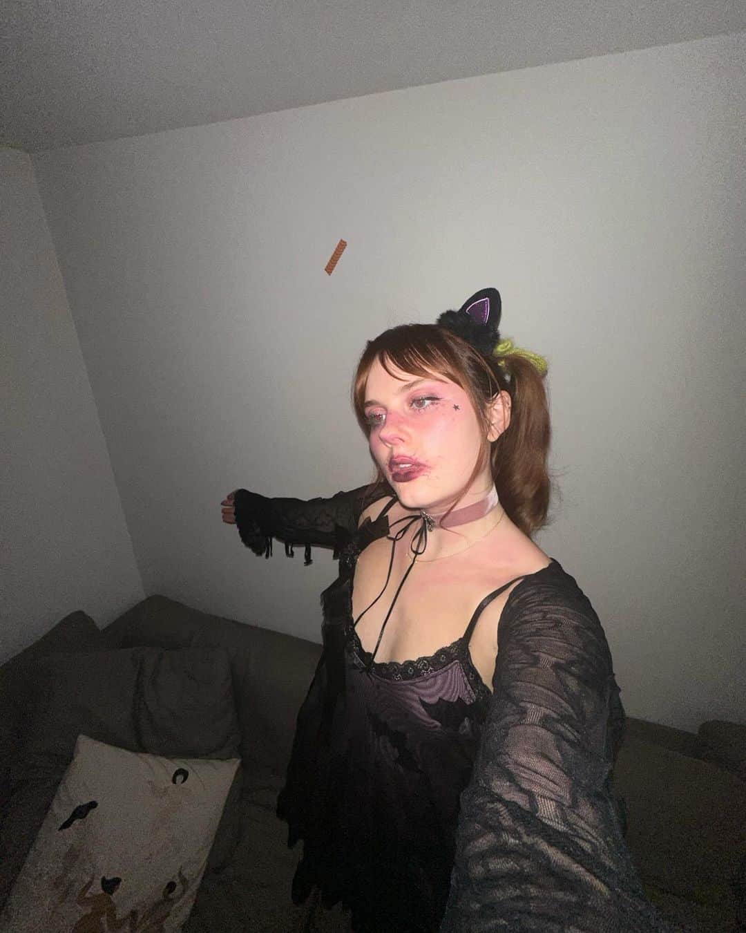 Arden Roseのインスタグラム：「Halloween dummmppp went as a zomb-E girl and an attempt at some OTGW Pottsville residents (papier maché is so fun? And the orange paint made the paper look like duct tape which was 😤🤬 but you live and you learn!)」