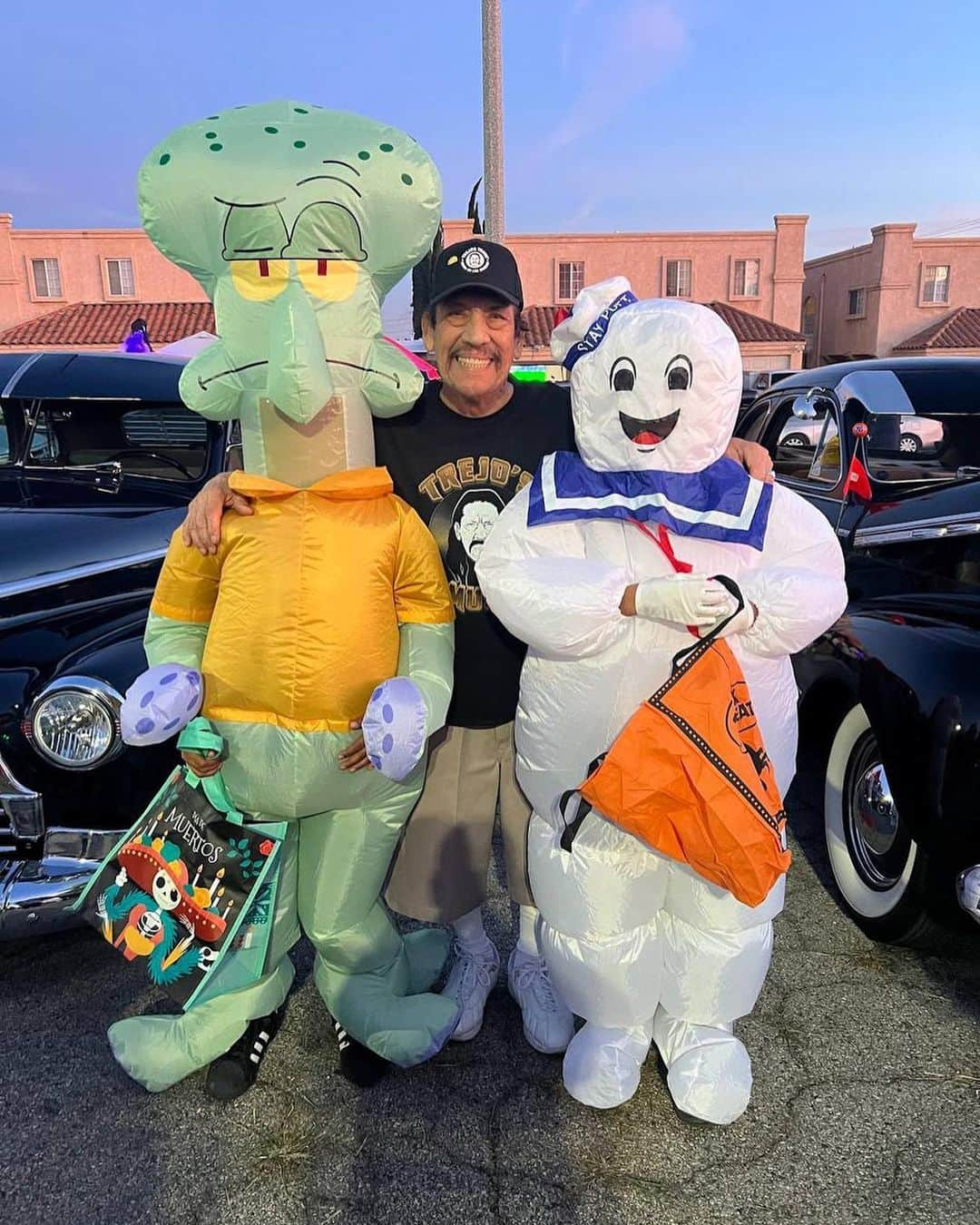 ダニー・トレホのインスタグラム：「We had a great Halloween in the San Fernando Valley!  #halloween #dannytrejo #machete」