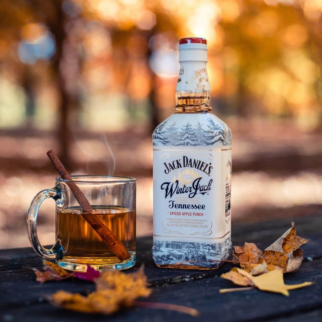 ジャックダニエルのインスタグラム：「Winter Jack is back. Make Jack's Honey Cider:  2 parts warm Winter Jack 1 part Jack Daniel’s Tennessee Honey 1 part warm tea  #WinterJack」