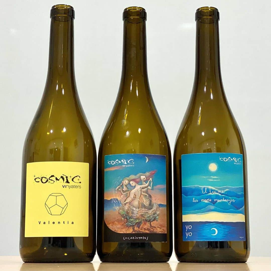 エンリケ・ソラ・クレメンテのインスタグラム：「Còsmic Vinyaters es una filosofía de cuidar viñas y hacer vino, basada en los valores de la confianza en lo que sienten, la valentía de ser quienes son, la pasión en lo que hacen, la esencia en el buscar, la paciencia en el encontrar y la gratitud en el recibir, para ser más libres de espíritu y más conscientes en su camino creativo como labradores viticultores que son. La mirada de Còsmic se centra en dos paisajes muy diferentes de la geografía catalana, pero muy suyos: Agullana, Capmany y La Vajol en el Alt Empordà, donde rinden culto a variedades autóctonas ampurdanesas, y Rodonyà y la Sierra de Montmell en el Baix Penedès, donde cultivan variedades autóctonas penedesencas junto con variedades foráneas bien adaptadas a su terruño. Dos mundos unidos bajo una misma mirada que descifra terroirs, ama las uvas, interpreta las variedades, toca la tierra y actúa trabajando 9,5 hectáreas de viña, cultivadas de la manera más natural posible, practicando una agricultura ecológica y biodinámica. Su camino creativo se centra en hacer vinos integrales y puros, siempre partiendo de una sola variedad de uva (pureza sobre pureza), con la mínima intervención y el máximo respeto por el origen natural y energético de la uva, la tierra, el clima y el espíritu de la persona que hay detrás, que hace uso de técnicas de limpieza energética, geometría sagrada y vibraciones sonoras para la armonización del espacio, las personas y los vinos.  Degustados en Gabriel-Glas Standard.  Los vinos en los comentarios…⬇️ ⬇️ ⬇️  #cosmicceller #cosmicvinyaters #valentia #yoyo #salvabattle #gabrielglas #elteumarlesmevesmuntanyes #encarinyades #altemporda #vinonatural #naturalwine #vinnaturel #byodinamicwine」