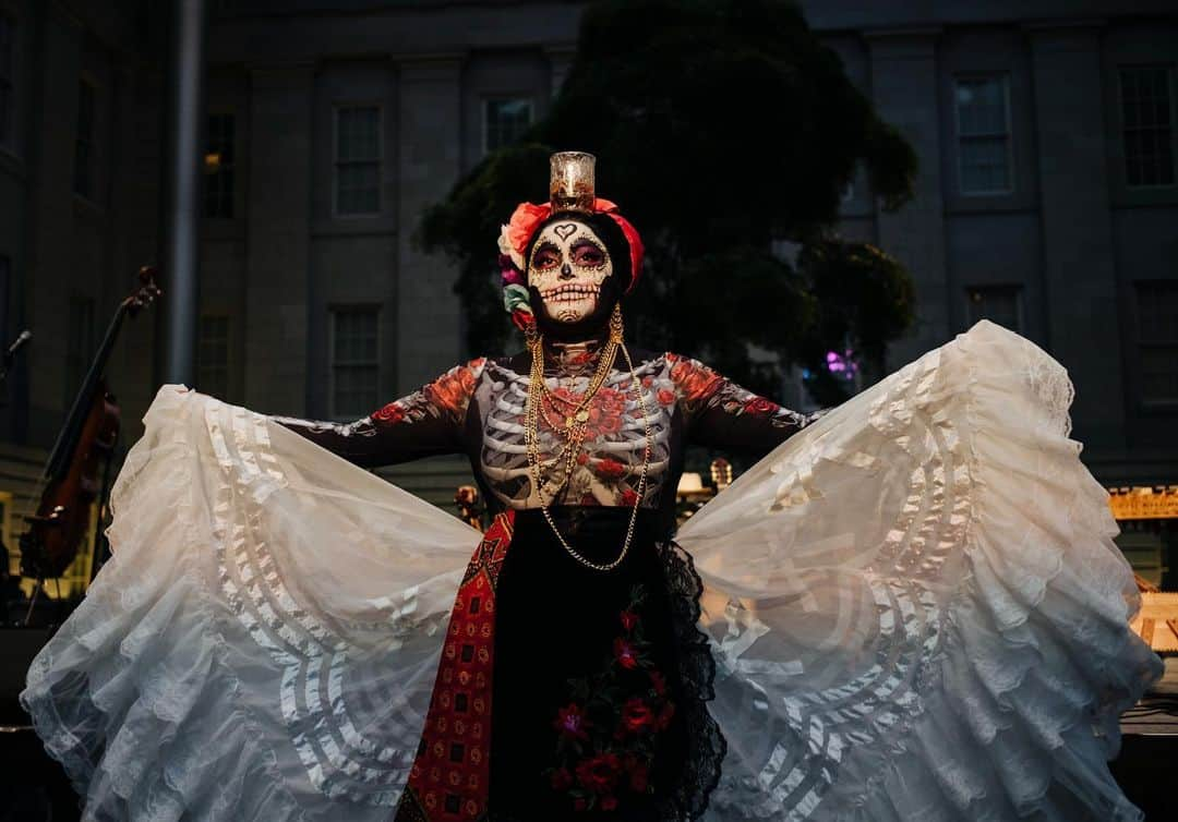 スミソニアン博物館のインスタグラム：「#DayOfTheDead or Día de Muertos is a celebration of life, not death. During this celebration, some women dress as “La Calavera Catrina,” donning skull-inspired makeup with elaborate skirts and hats. In this photo, a dancer performs as La Catrina at our @smithsoniannpg’s annual Día de Muertos event. Some families commemorate their ancestors by creating ofrendas (altars) featuring photos of loved ones, sugar skulls, marigolds, candles, and other symbols, which welcome the return of the spirits of the dearly departed.   Photo: © Matailong Du」