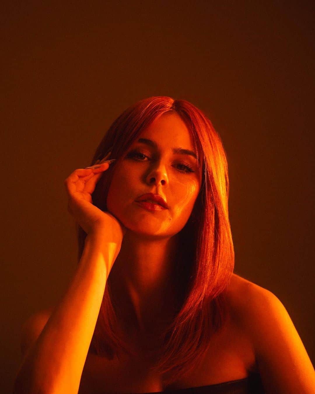 レナ・マイヤー＝ランドルートのインスタグラム：「Eins davon mit extra realness on set 📸@ericjoelnagel」