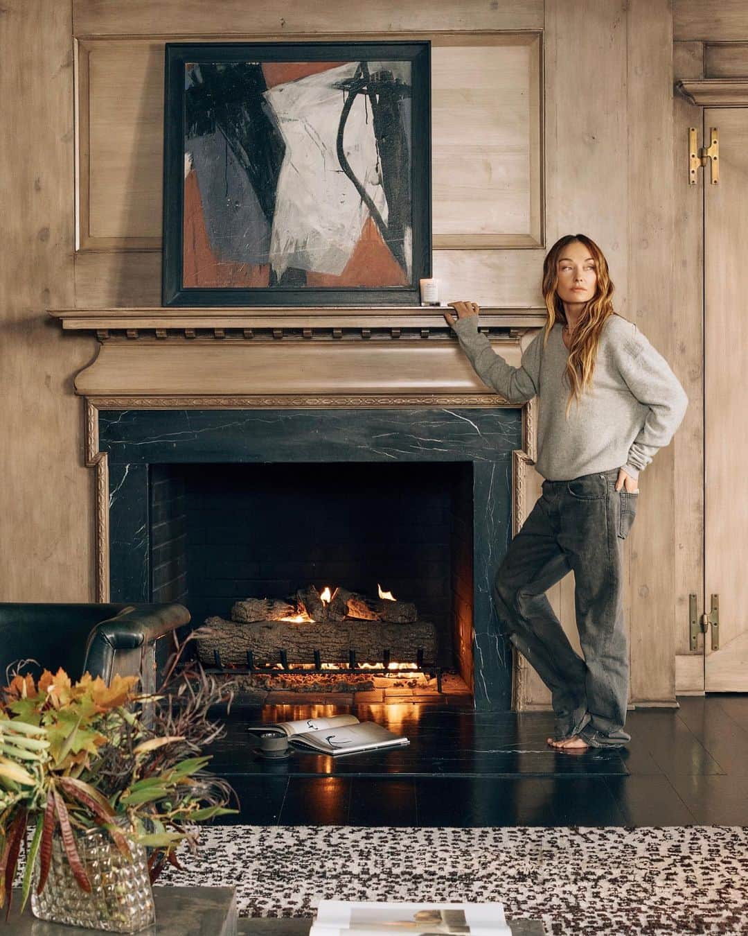 ケリーウェアスラーのインスタグラム：「AUTUMN VIBES I always find inspiration in the changing seasons. I love crafting spaces that echo the natural world’s evolving beauty. Each season offers a unique palette, influencing my choice of materials, colors, and textures. By incorporating elements from the outdoors, I seek to blur the lines between inside and outside, creating a sense of continuity. The @maisonmargielafragrances REPLICA Autumn Vibes candle and diffuser enhance the experience, heightening the senses with their key notes of Cardamom, Cedarwood, and Moss Accord. I appreciate the beauty of transformation... fall’s soulful warmth is a personal favorite, inspiring designs that evoke a sense of inviting tranquility. XK #MargielaHomePartner #SmellsLikeMemories」