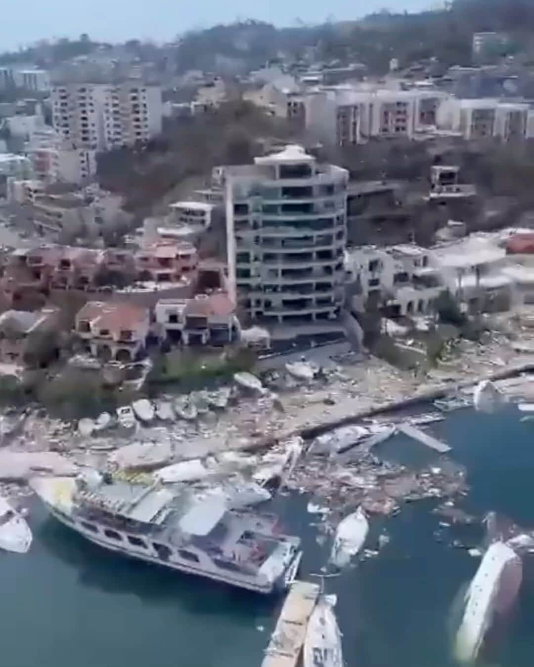 サルマ・ハエックのインスタグラム：「Mexico will always be with me; I will always belong to it. It is my home country. My heart is heavy with sorrow and compassion for the countless lives disrupted, and the homes shattered by the relentless force of Hurricane Otis. As I reflect upon the unparalleled beauty, vibrant culture, and resilient spirit that make Mexico extraordinary, I am reminded of the profound strength that unites us in the face of adversity. Please join me in sending support at the link here and in my bio: www.unicefusa.org/ActNowHurricaneOtis  México siempre estará conmigo; siempre perteneceré a él. Es mi país de origen. Mi corazón está cargado de tristeza y compasión por las innumerables vidas afectadas y los hogares destrozados por la implacable fuerza del Huracán Otis. Mientras reflexiono sobre la belleza sin igual, la cultura vibrante y el espíritu resiliente que hacen de México algo extraordinario, me viene a la mente la profunda fortaleza que nos une ante la adversidad. Por favor, únete a mí para brindar apoyo en el siguiente enlace y en mi biografía: www.unicefusa.org/ActNowHurricaneOtis  📸: Rodrigo Oropoeza / AFP / @unicefmexico @unicef @unicefusa  🎥: @traficozmg @vive.puertovallarta」