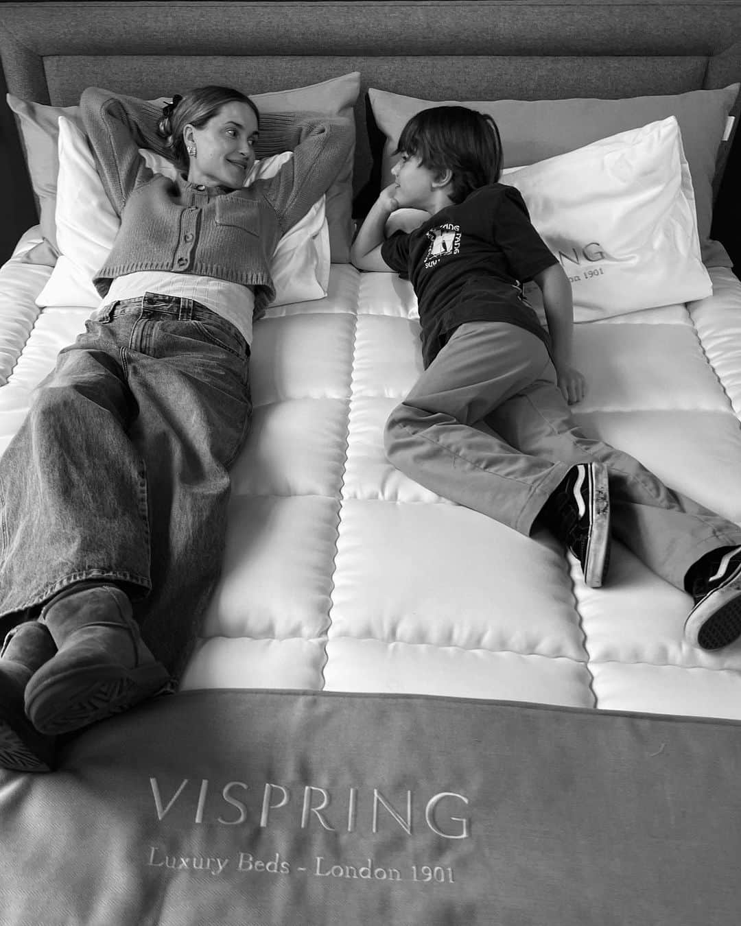ペニーレ・タイスベックのインスタグラム：「Annonce Trying out new beds with room for us + all our little intruders 💙💙💙🩷 Swipe for pillowfight ☁️🤍 #Ad @vispringbeds @sovnogcomfort」