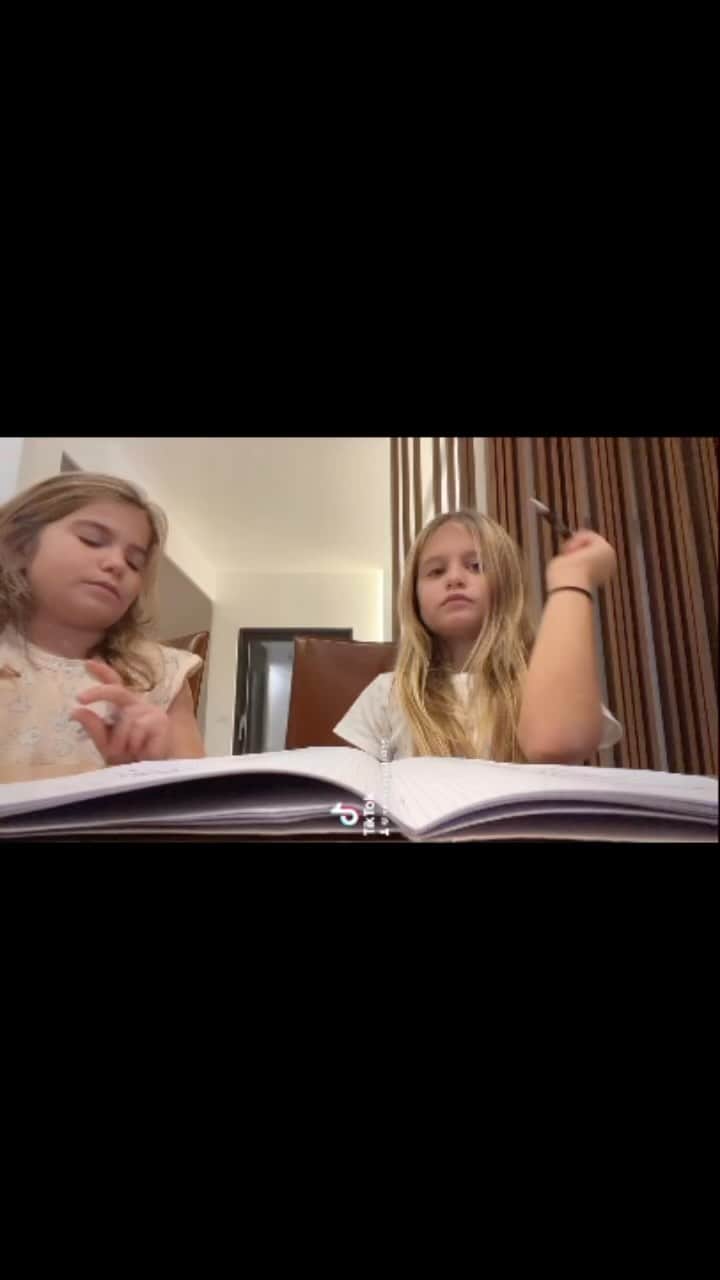 ジェシカ・メレナのインスタグラム：「😂😂 #sisters #tiktok」